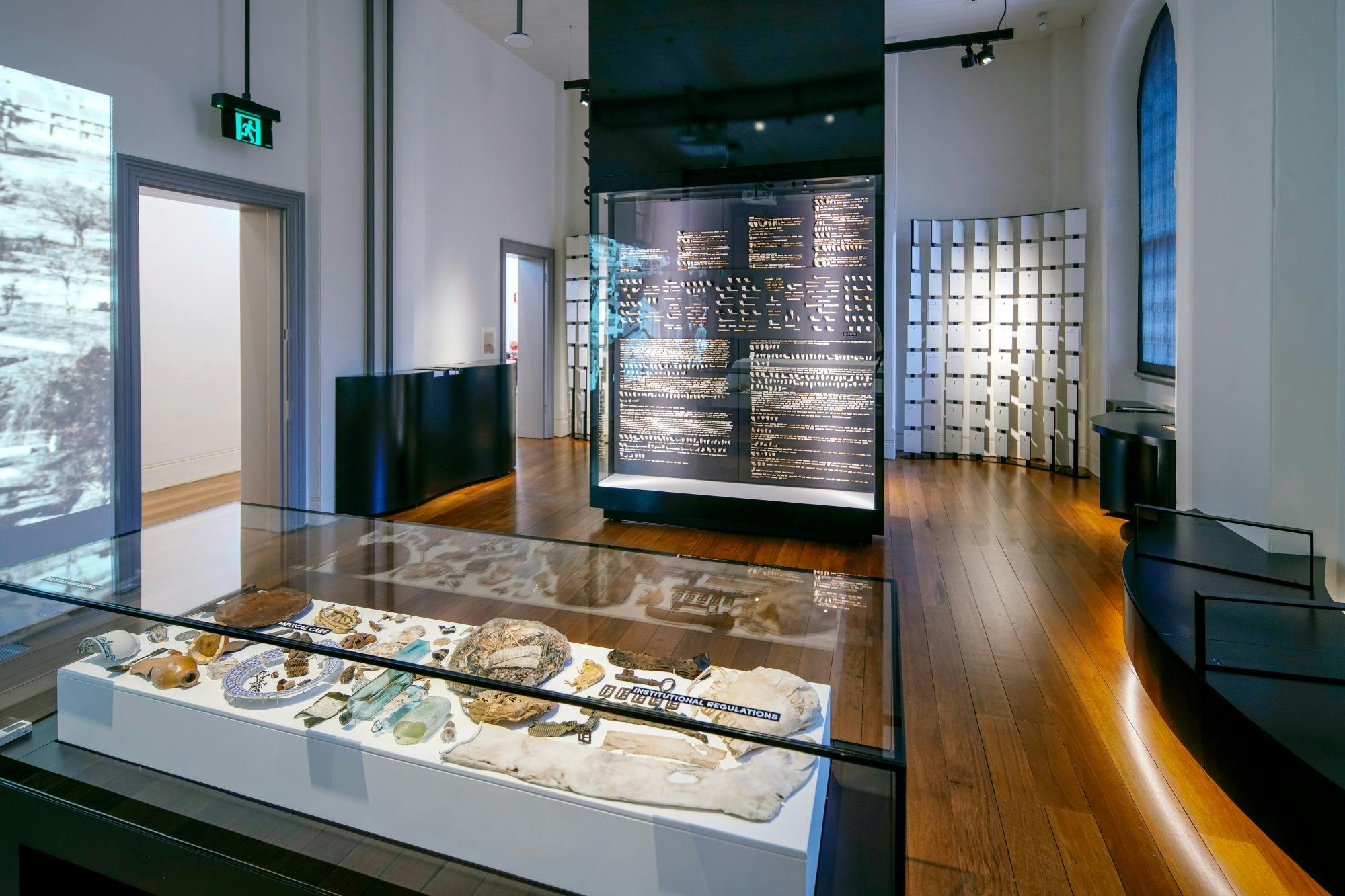 博物館の展示品が展示されている部屋