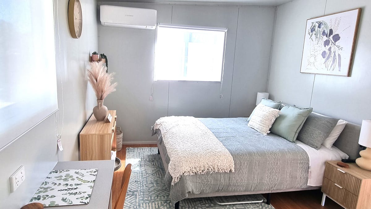 Queen Cabin