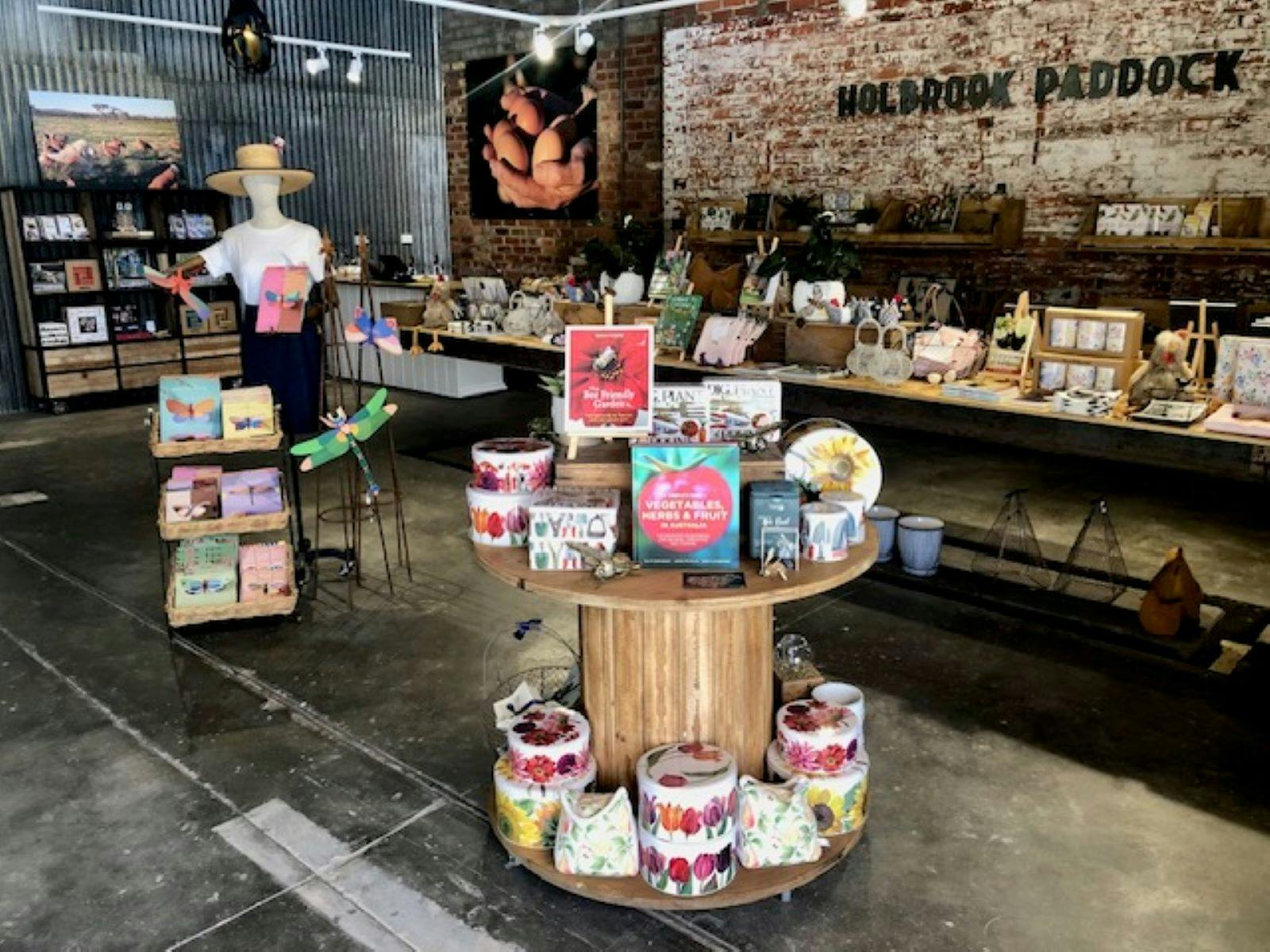 Holbrook Paddock Eggs Shop 내부에는 판매할 품목이 전시되어 있습니다.