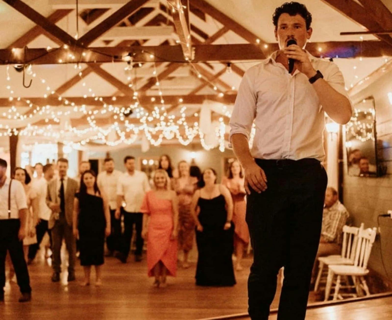 萊利牛仔競技排舞在班卓琴酒吧