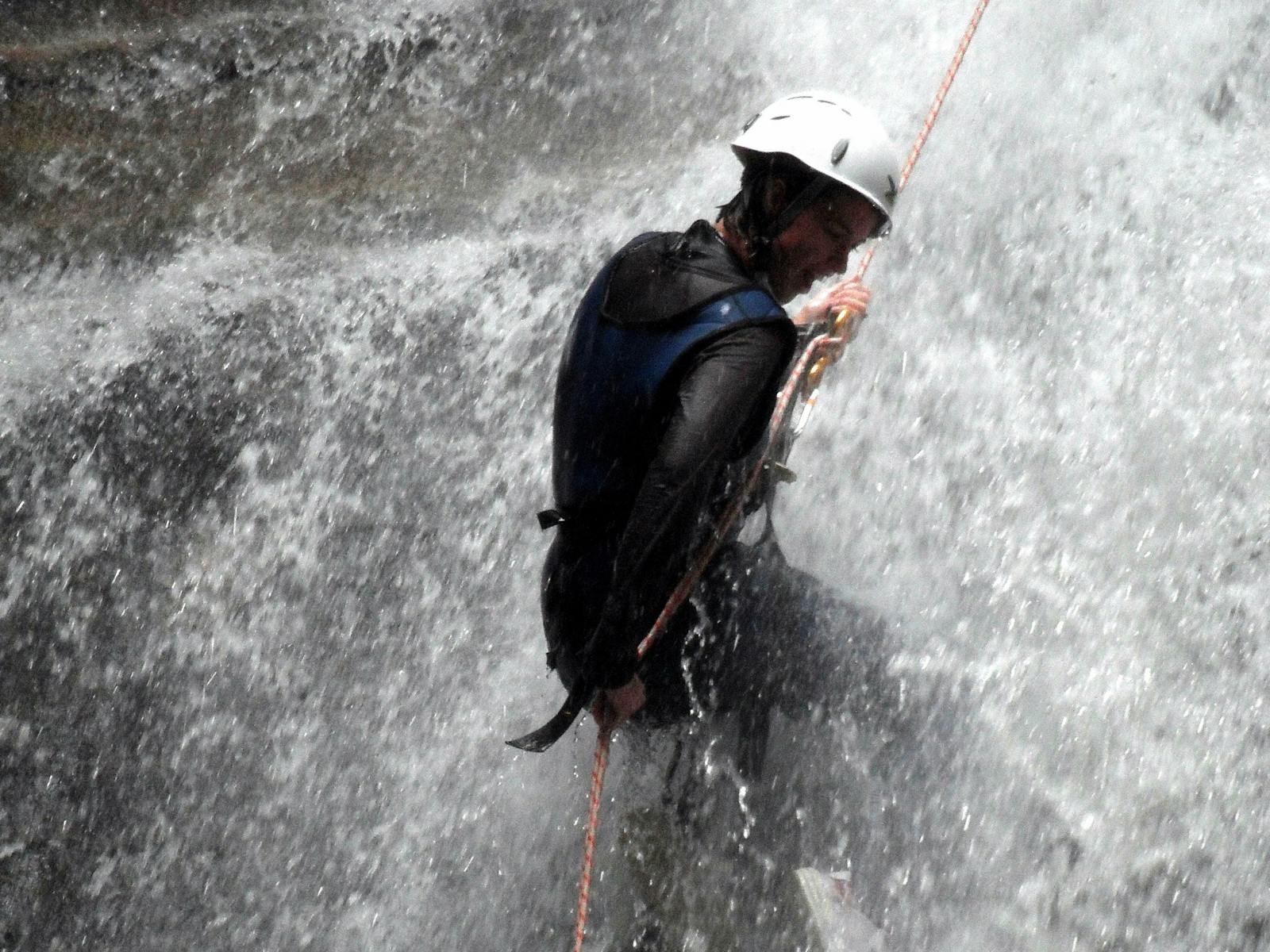 Abstieg von einem Wasserfall mit einem Seil in eine Schlucht