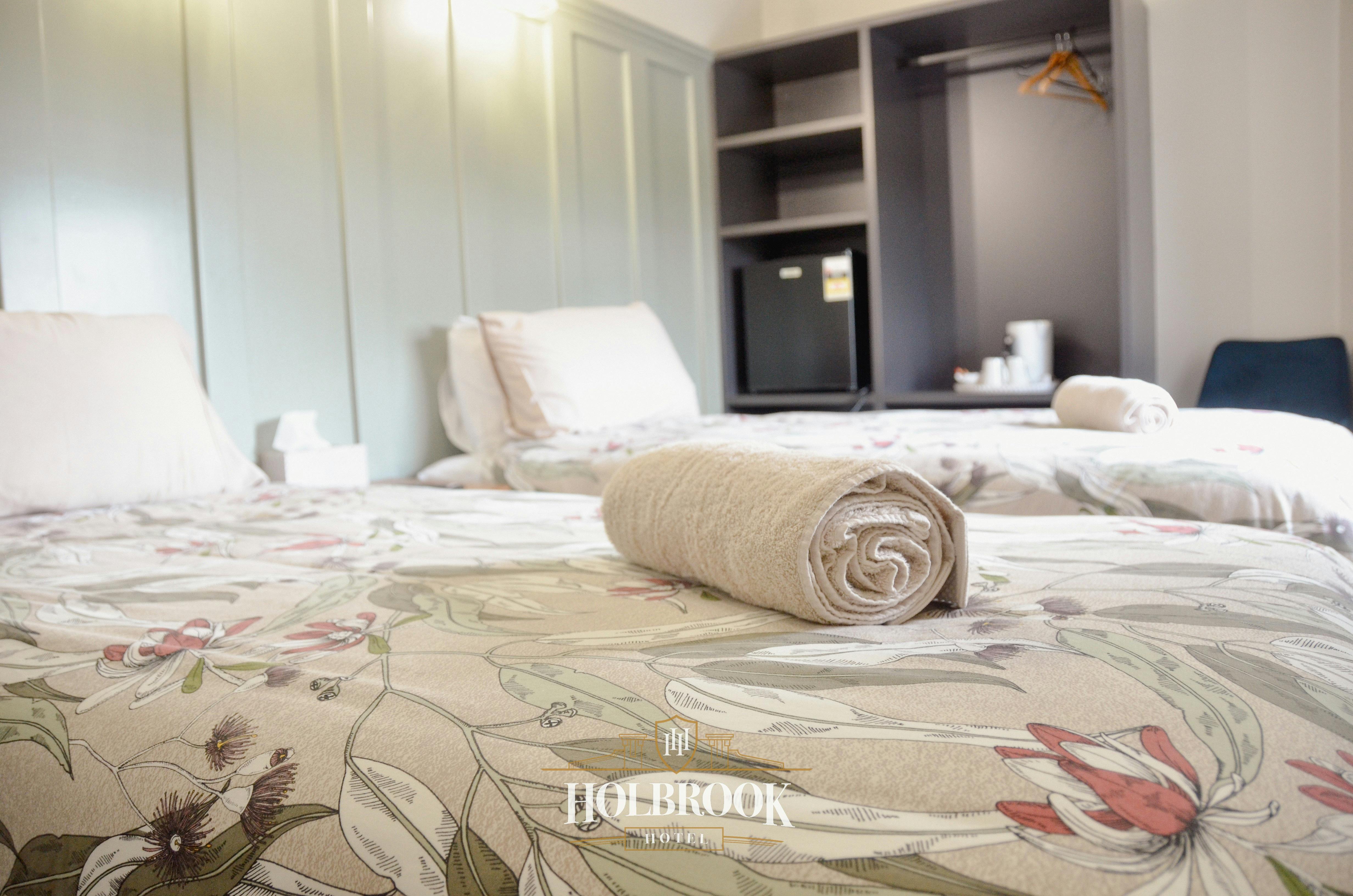 꽃무늬 시트와 밝은 녹색 머리판이 있는 트윈 침대