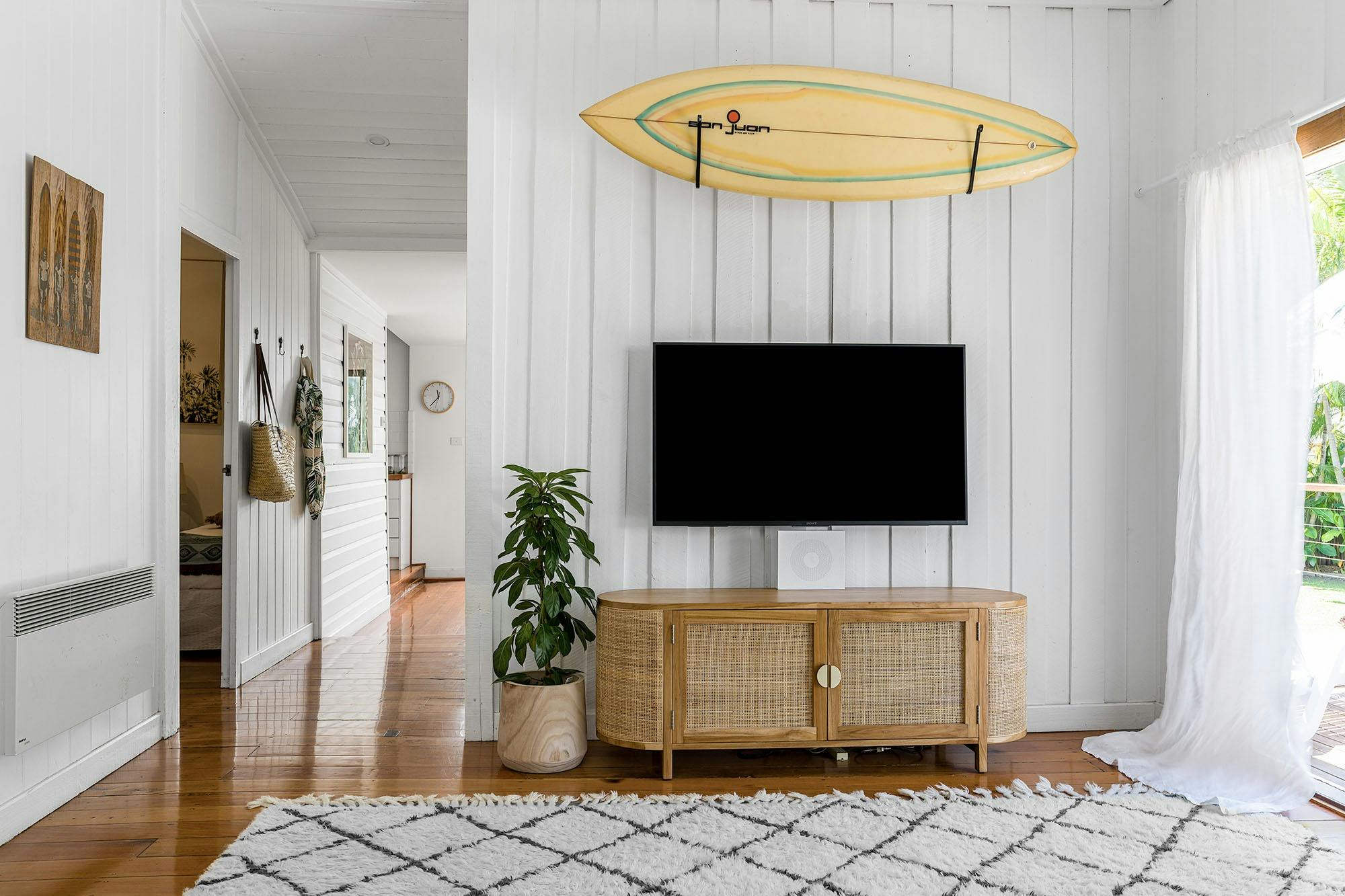 San Juan Surfers Cottage - Byron Bay - Lounge towards Kitchen