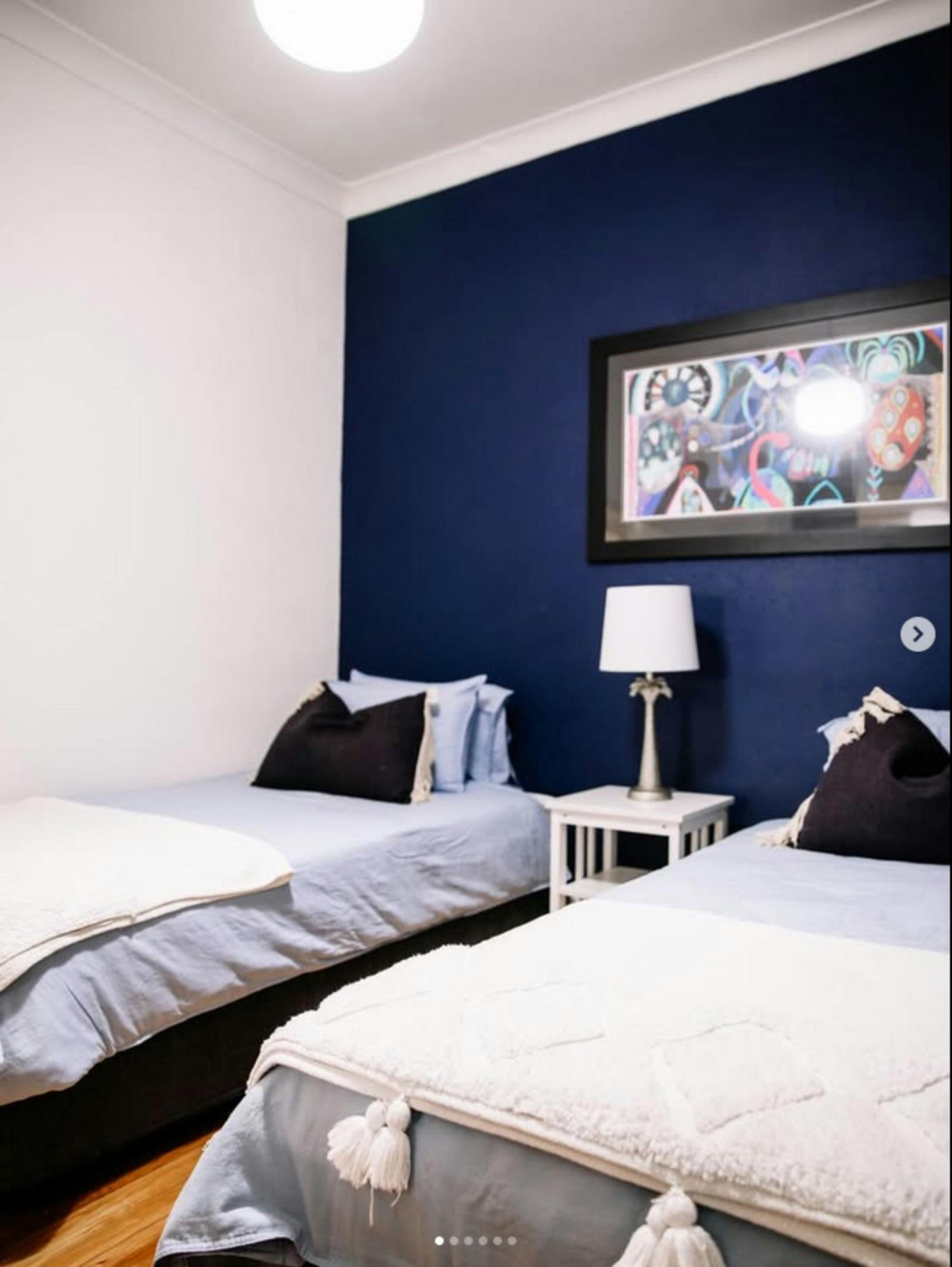 twin bedroom, navy blue feature wall