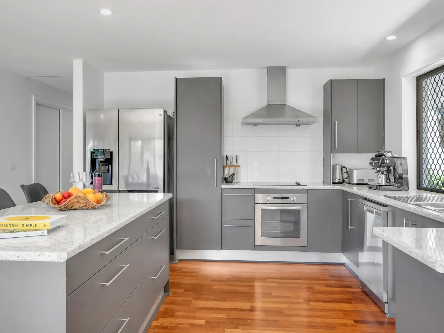 Fully equipped kitchen with Kitchen island and breakfast bar