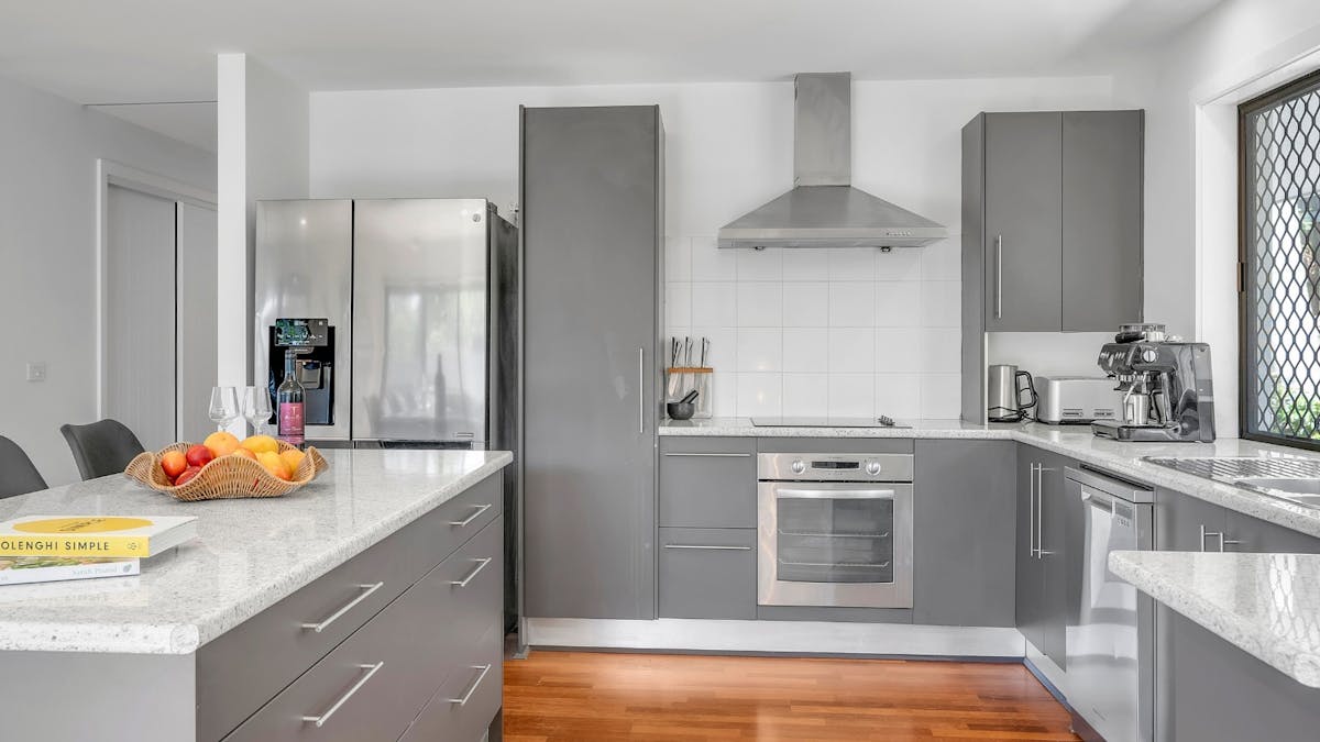 Fully equipped kitchen with Kitchen island and breakfast bar