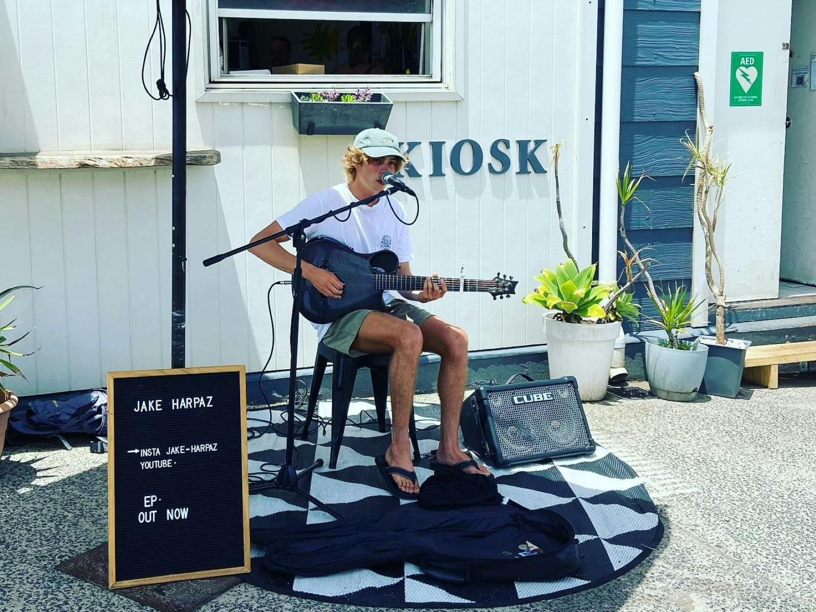 Busker at Kiosk Lennox Head