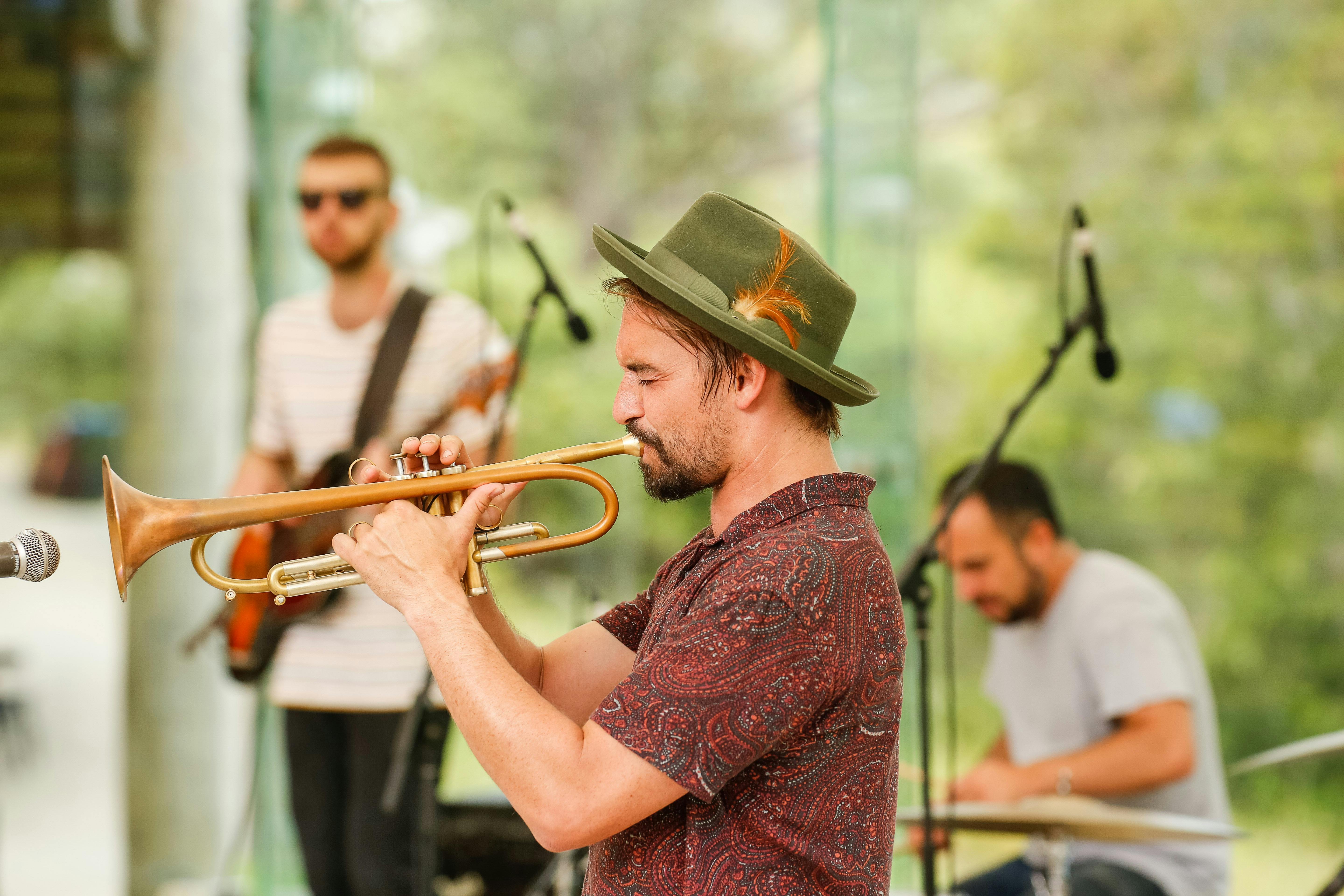 尼克·加貝特在四風樂隊演奏小號