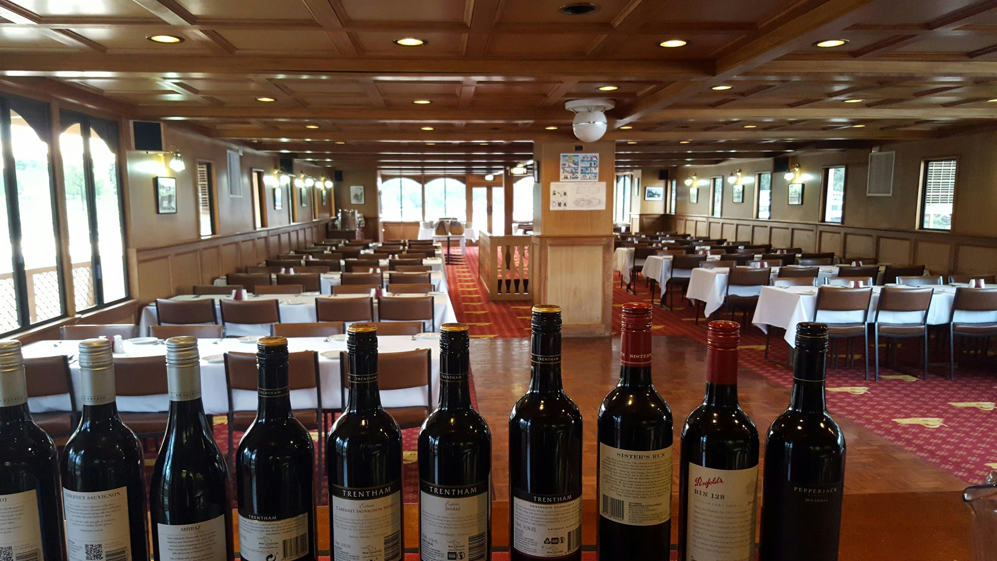 外輪船マンドゥーの広々としたダイニングルーム。