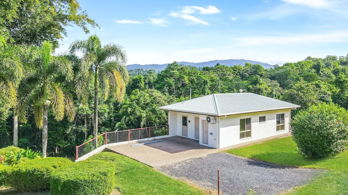 Retreat overlooking mountains and tropical rainforest