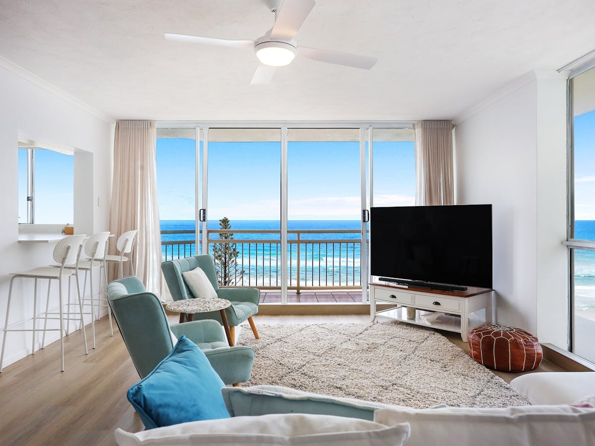 Seacrest Surfers Paradise - lounge room with good lighting over looking the ocean - Gold Coast