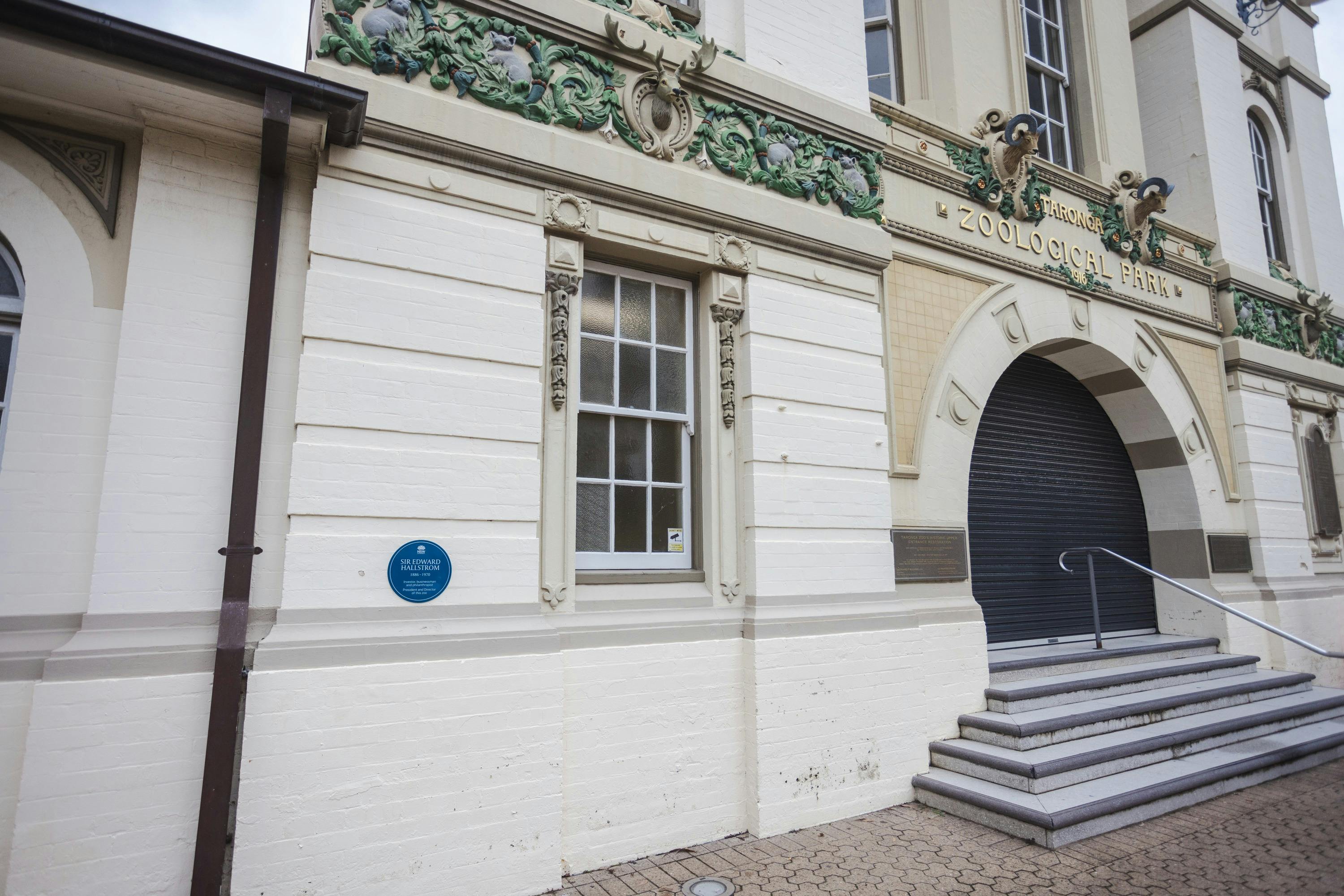 Blue plaque on wall of Taronga Zoological Park building