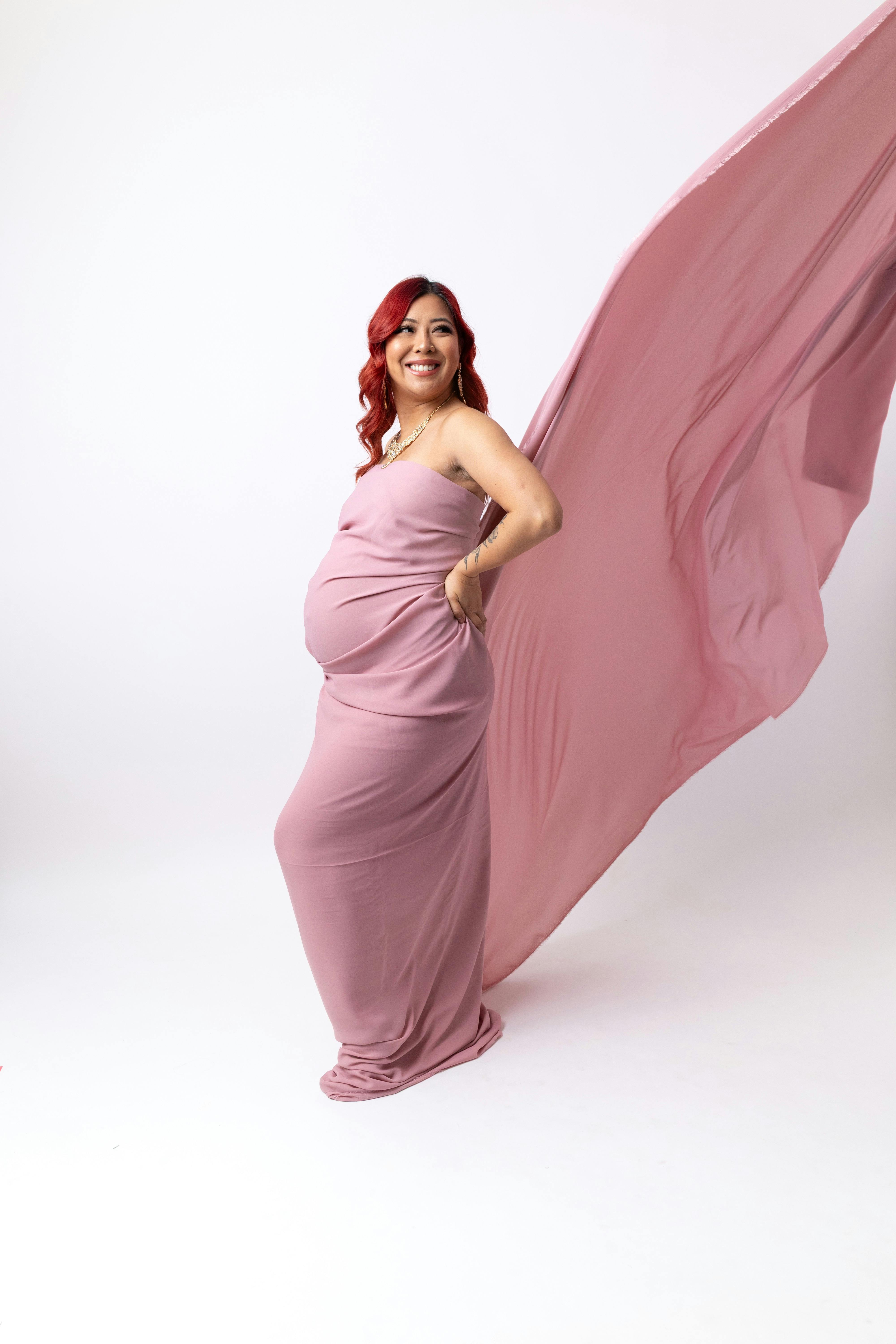 Pregnancy photos with professional lighting and full privacy