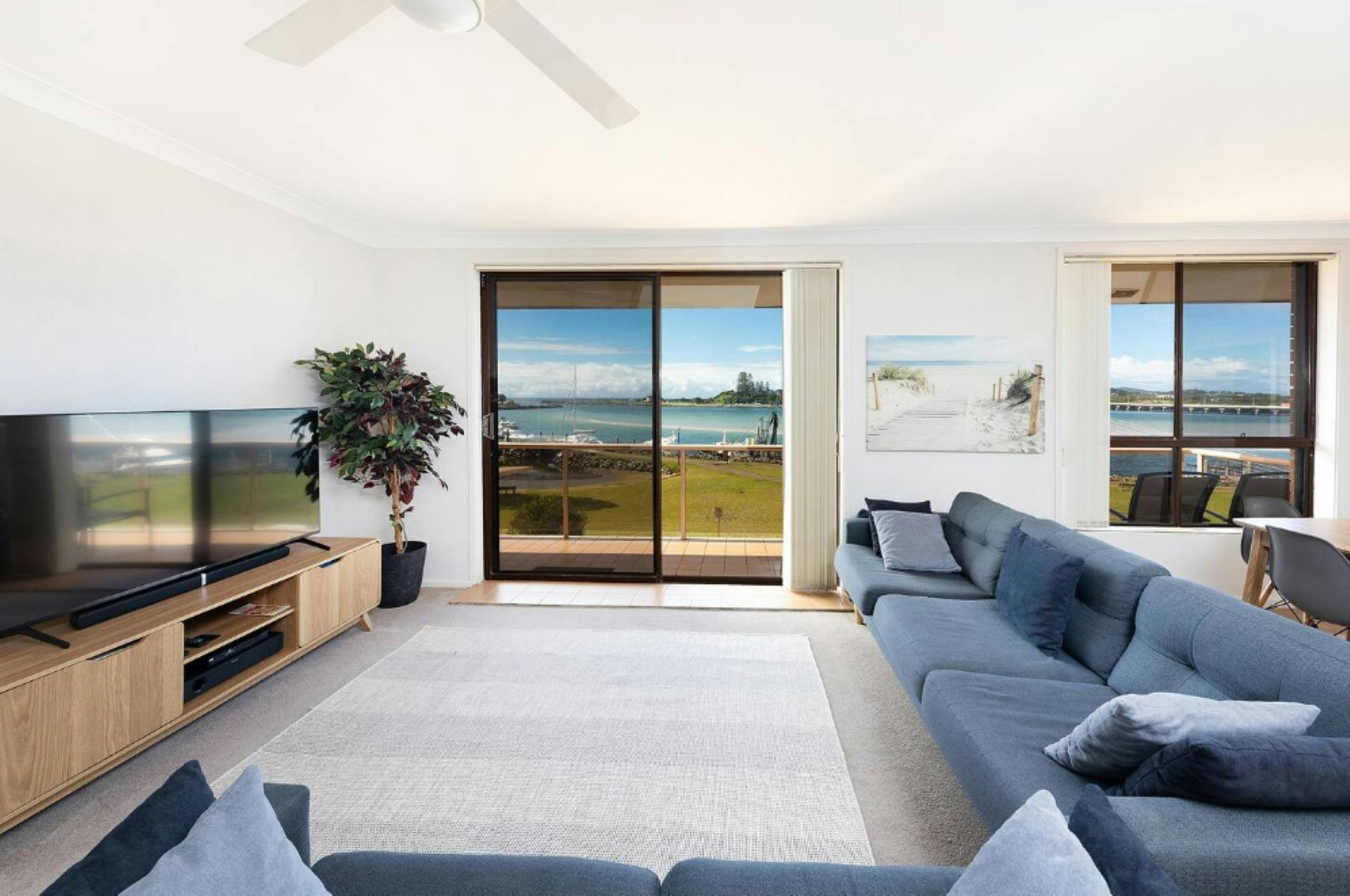 湖の景色を望むリビングエリア