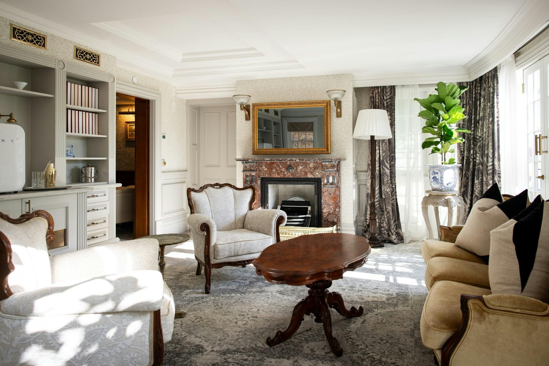 休息室設有赭紅色大理石壁爐、舒適的座椅和絲羊毛編織地毯。