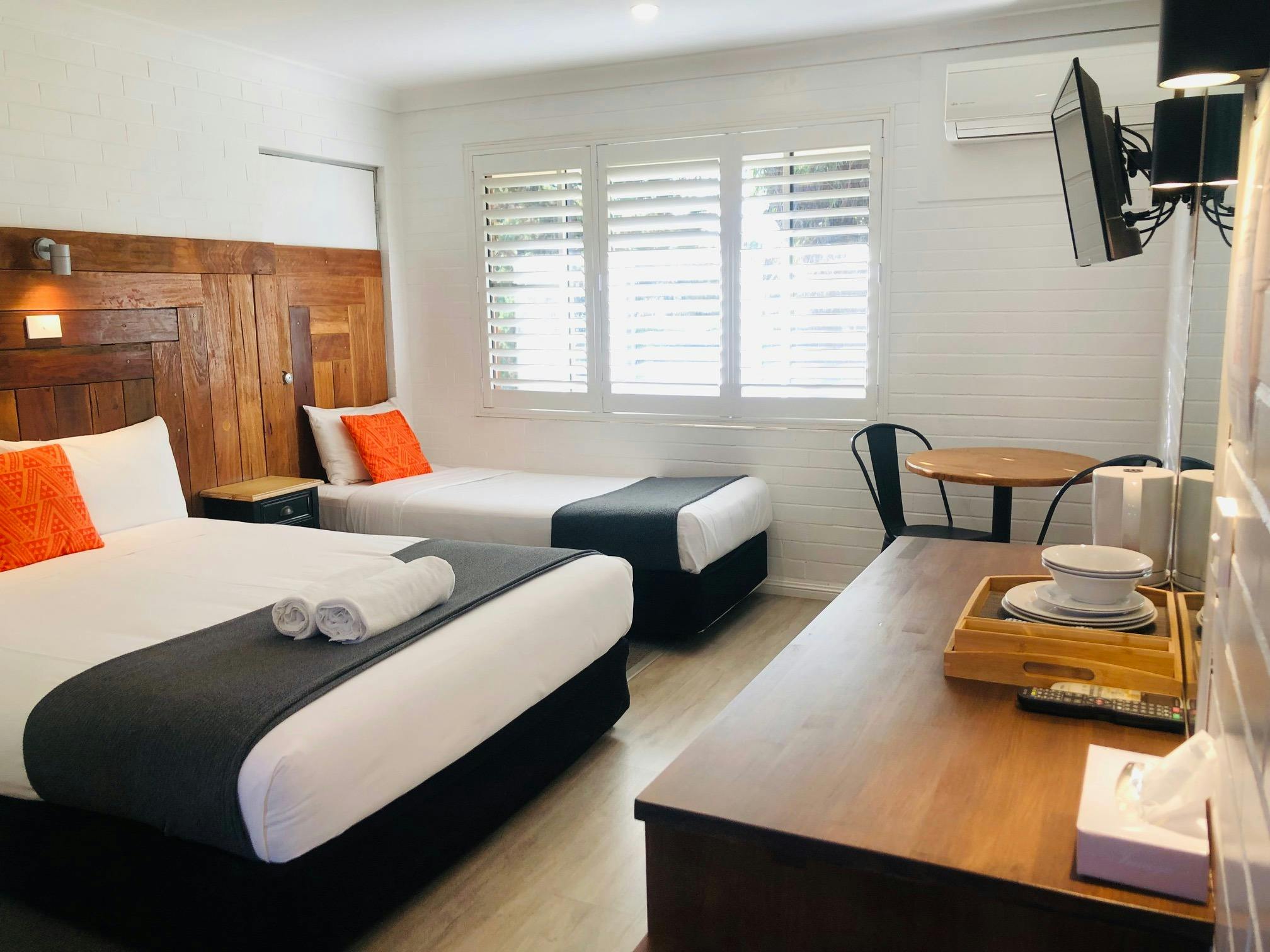 손으로 만든 목재 침대 머리판이 있는 퀸 사이즈 침대와 싱글 침대