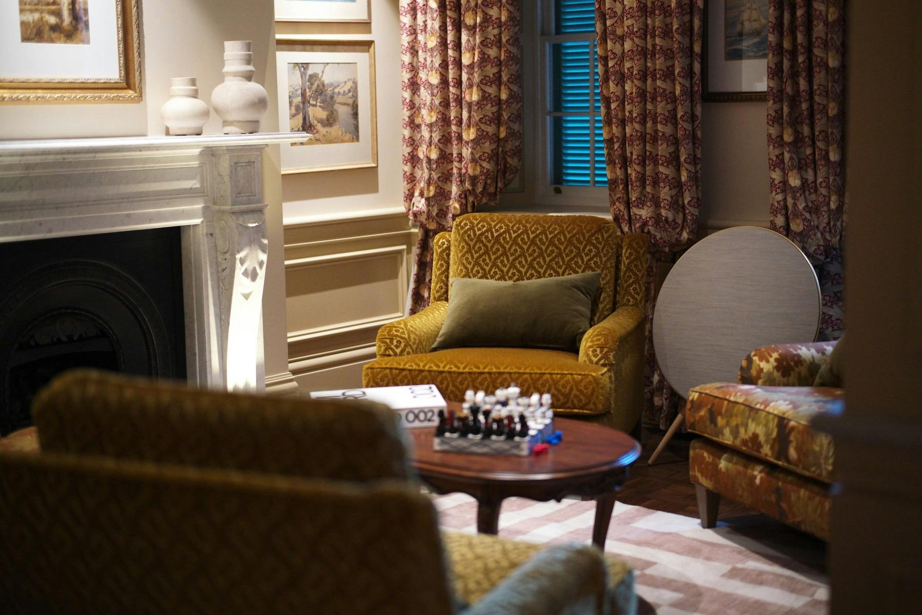 時尚的休息室設有大理石壁爐、復古扶手椅和寧靜的氛圍。