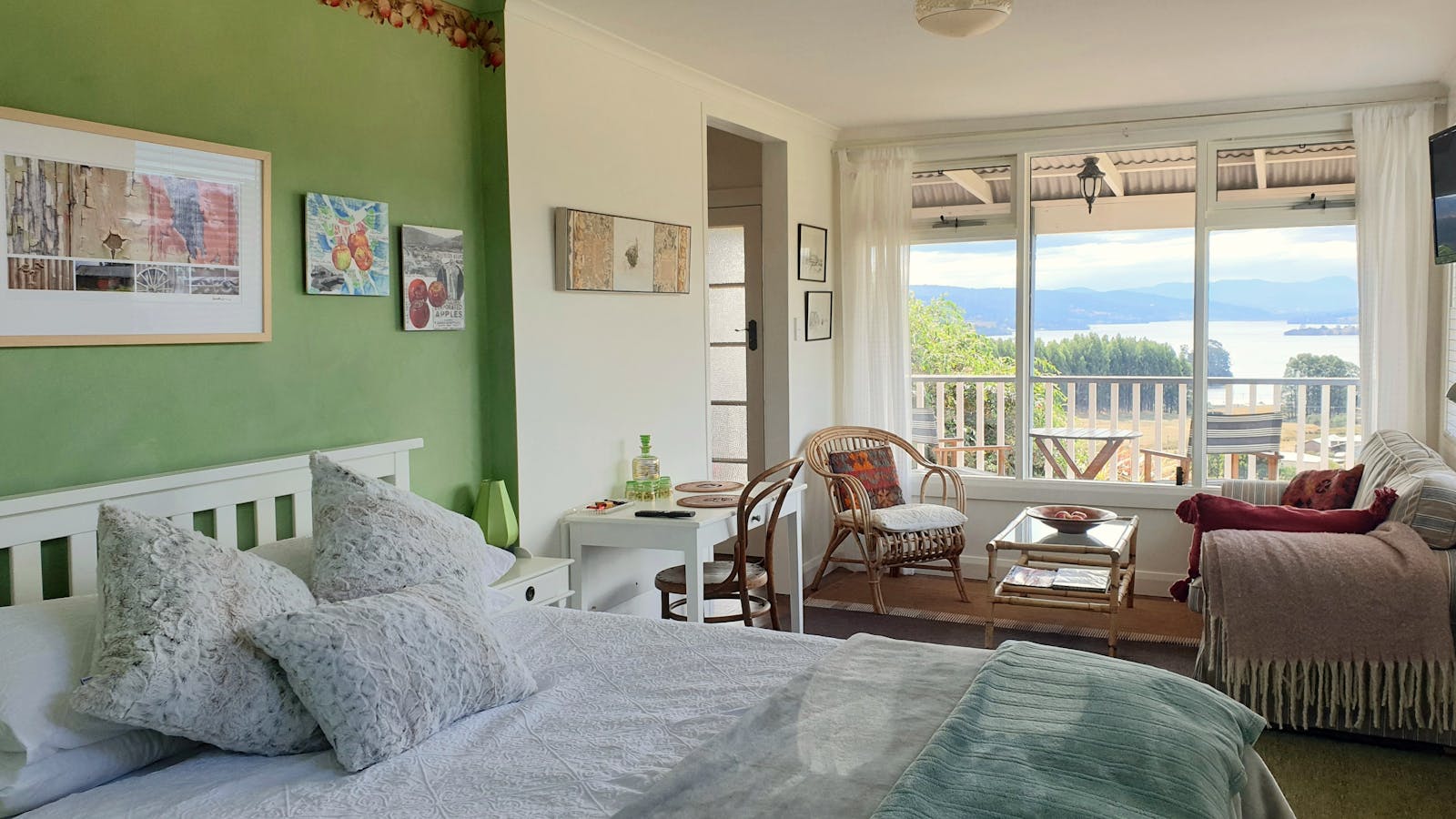 Huon Belle Homestead Queen Bed with a water view