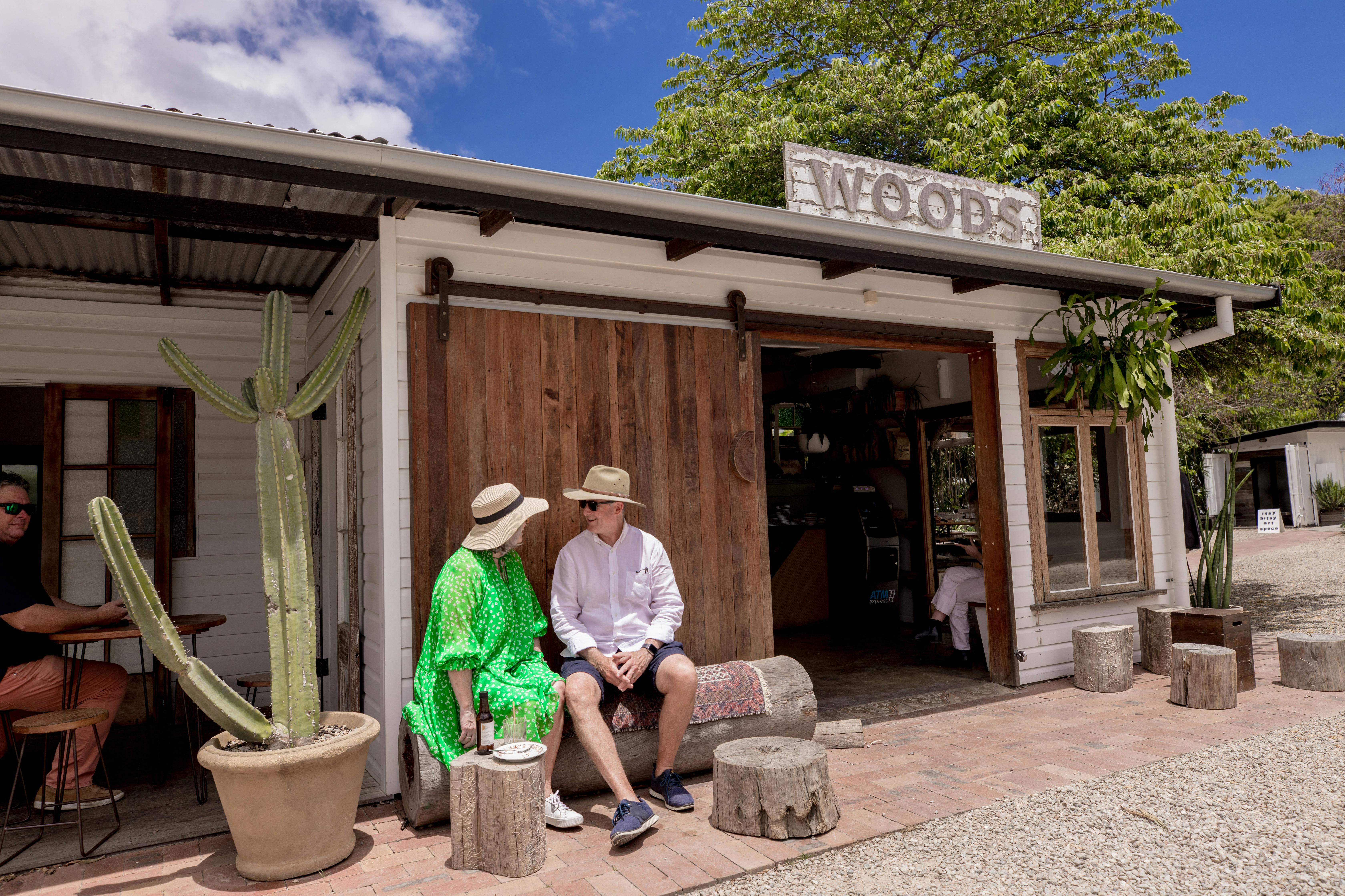 當地客人參觀拜倫的一家當地商店。