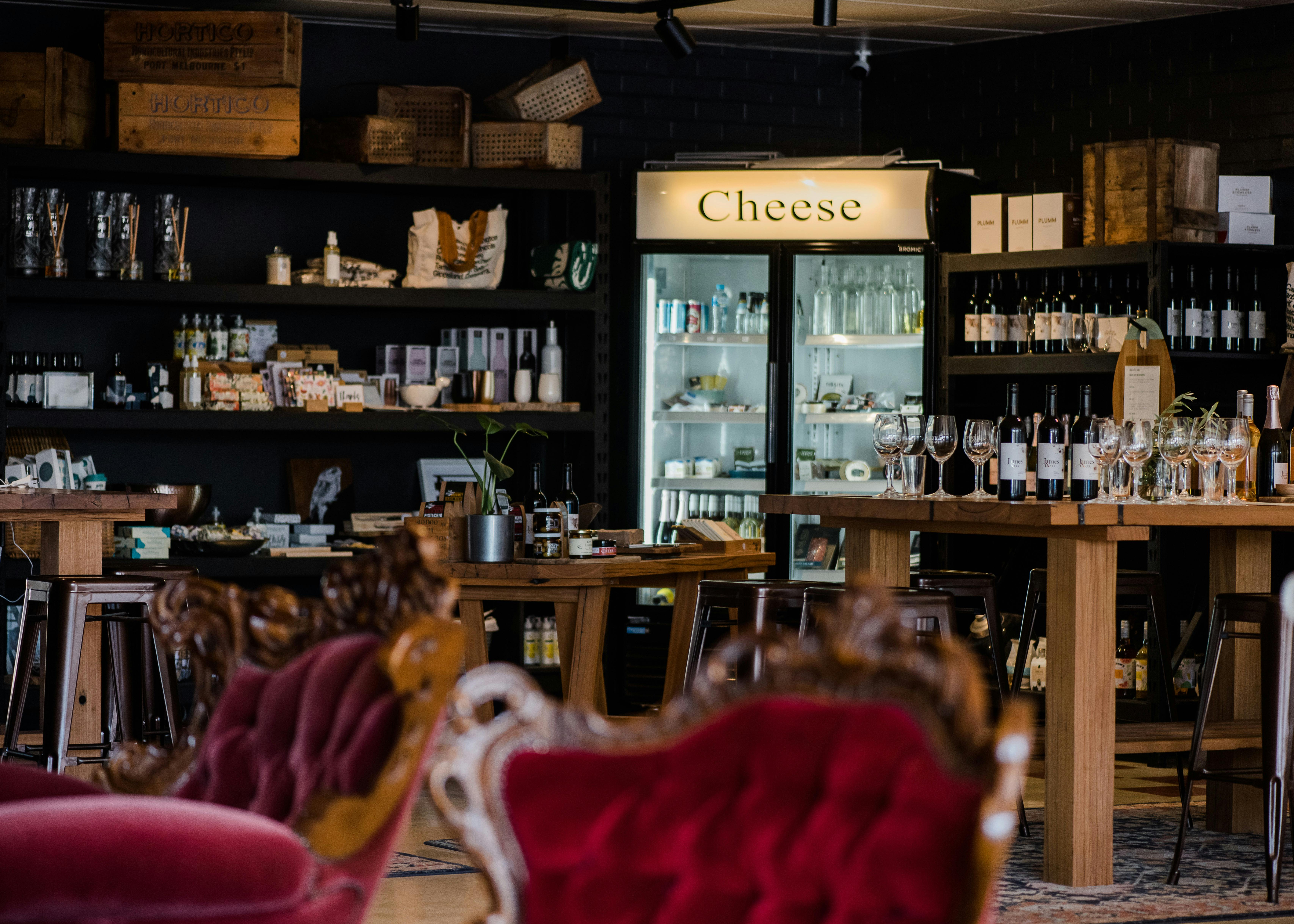 메인 스트리트 셀러 도어에서 Rutherglen 와인 경험을 향상해보세요