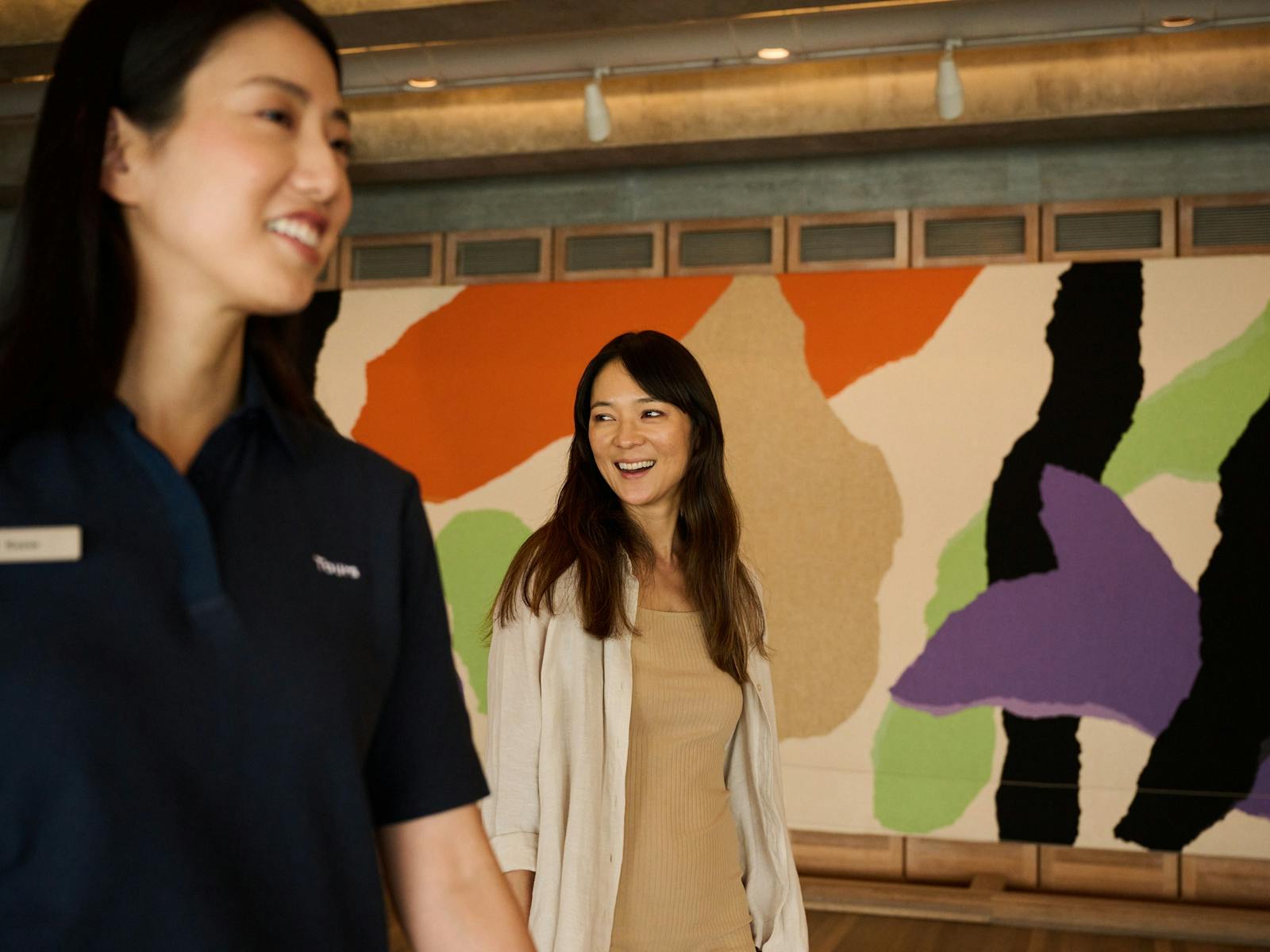 ウツソン・ルームを歩くツアーガイドと女性