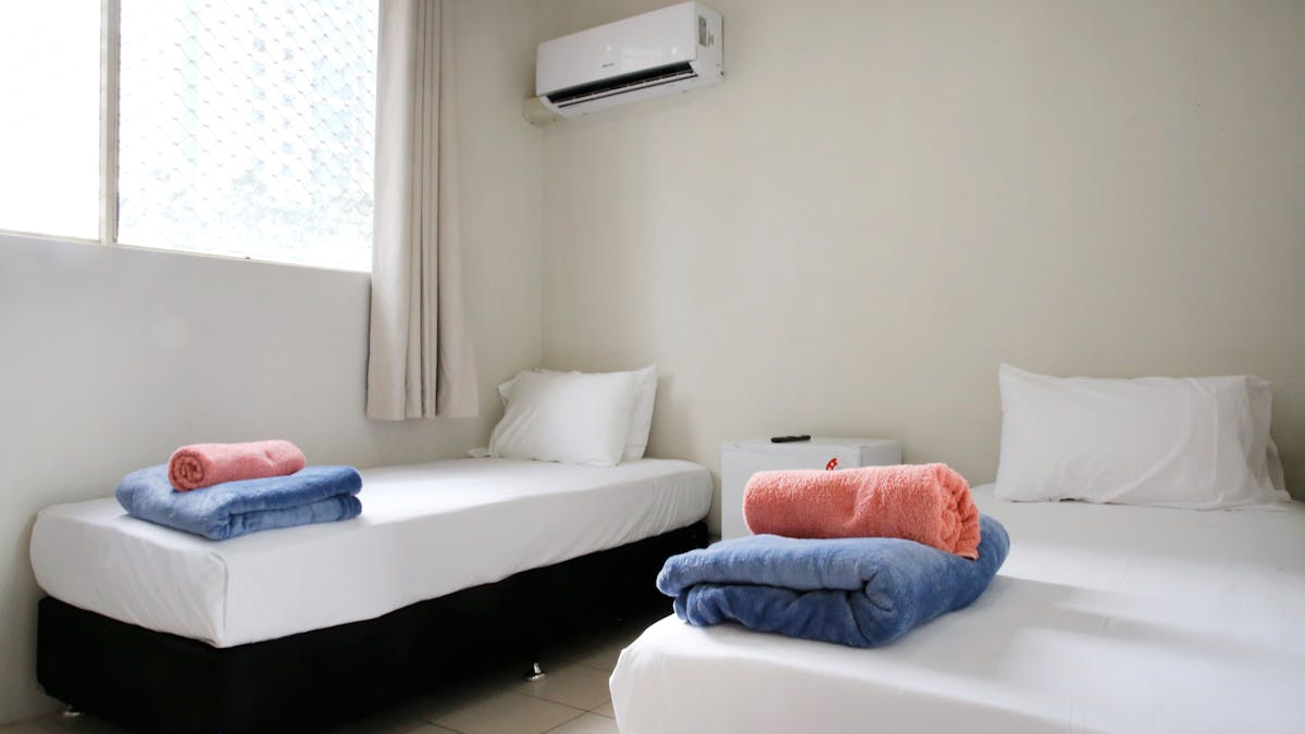TWIN BED ROOM