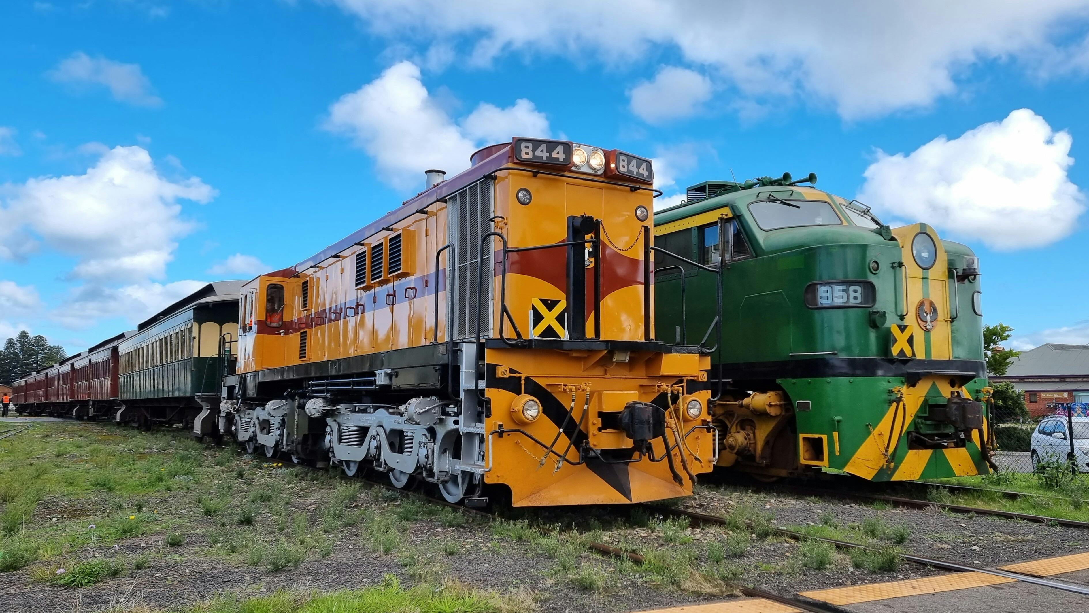 844 TN954 passing 958 TN904 Victor Harbour 7/5/23