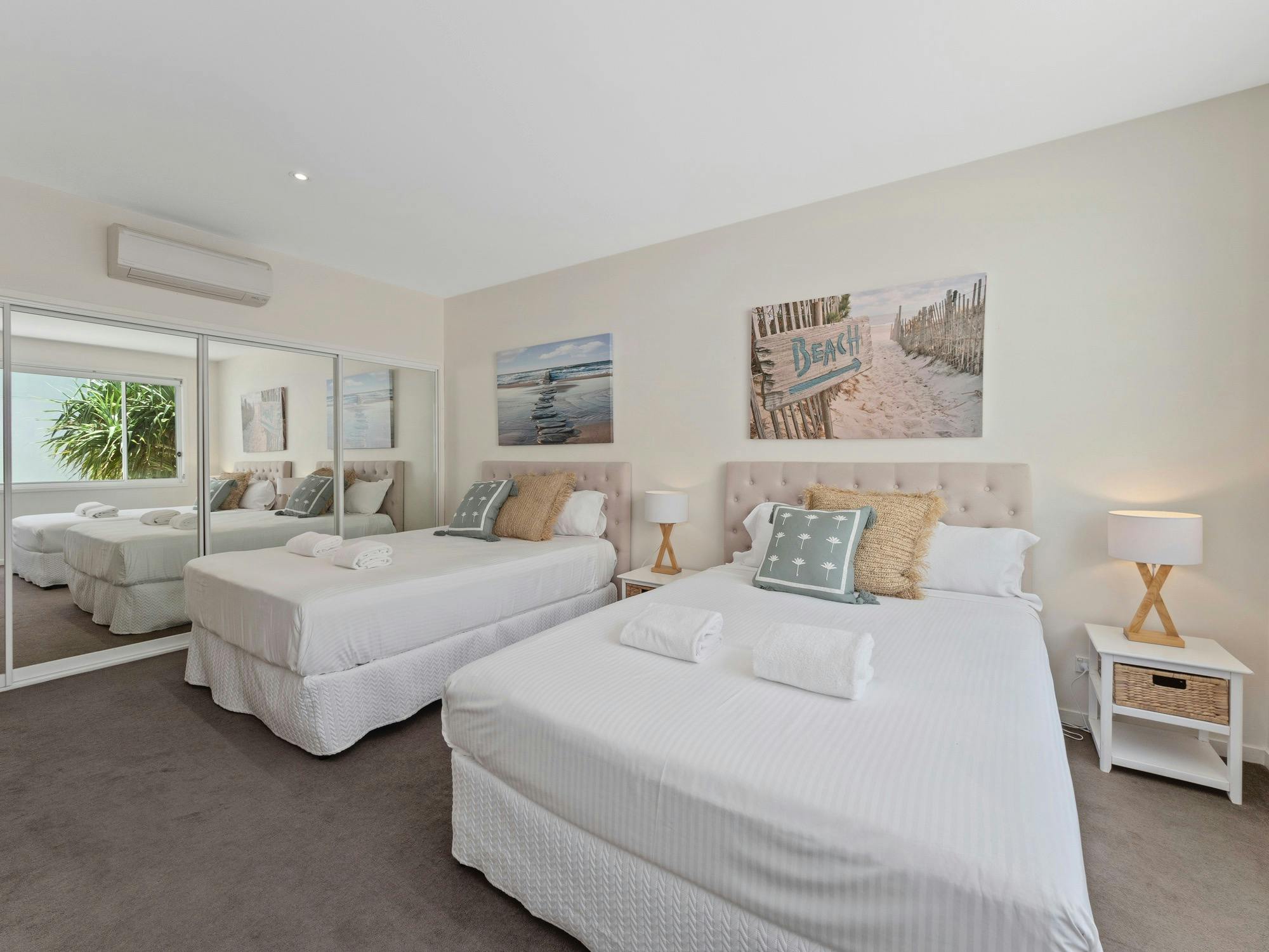 퀸사이즈 침대 2개가 있는 침실