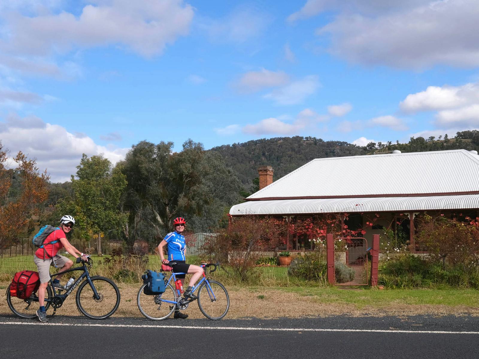 Klassische Szenen beim Radfahren auf der Straße nach Mudgee.