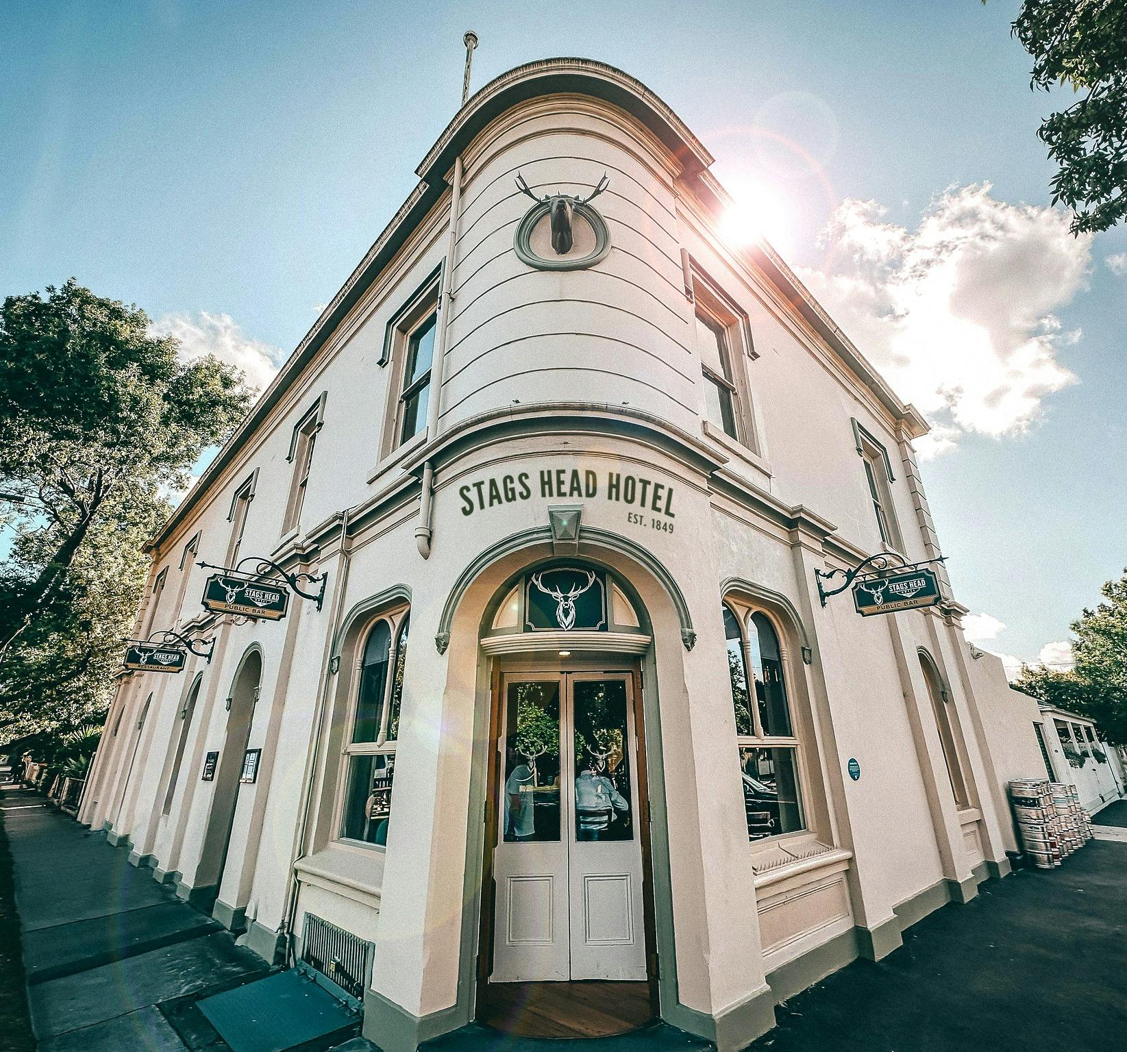 The outside facade of Stag's Head Hotel