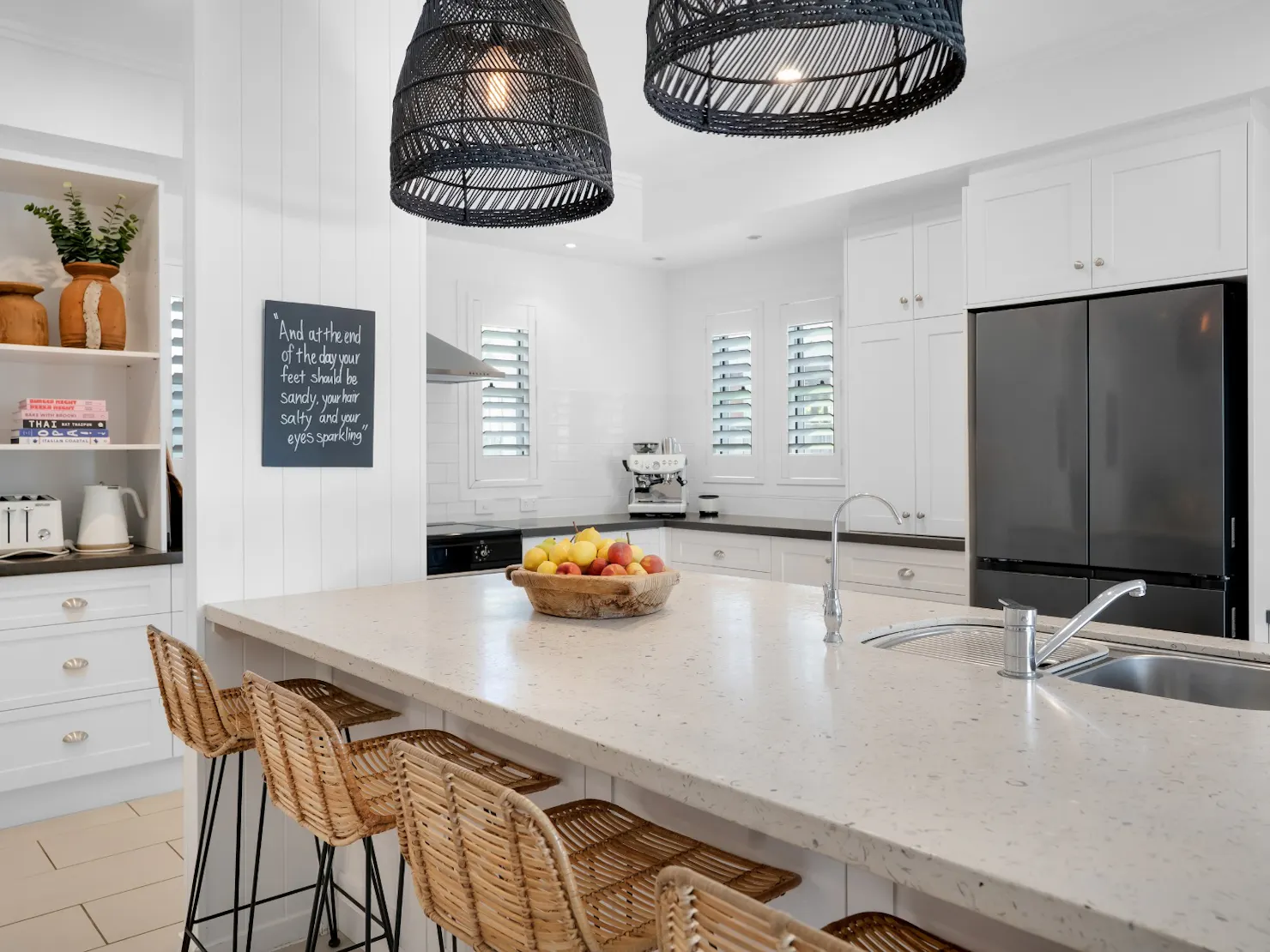 Fully equipped kitchen with kitchen island