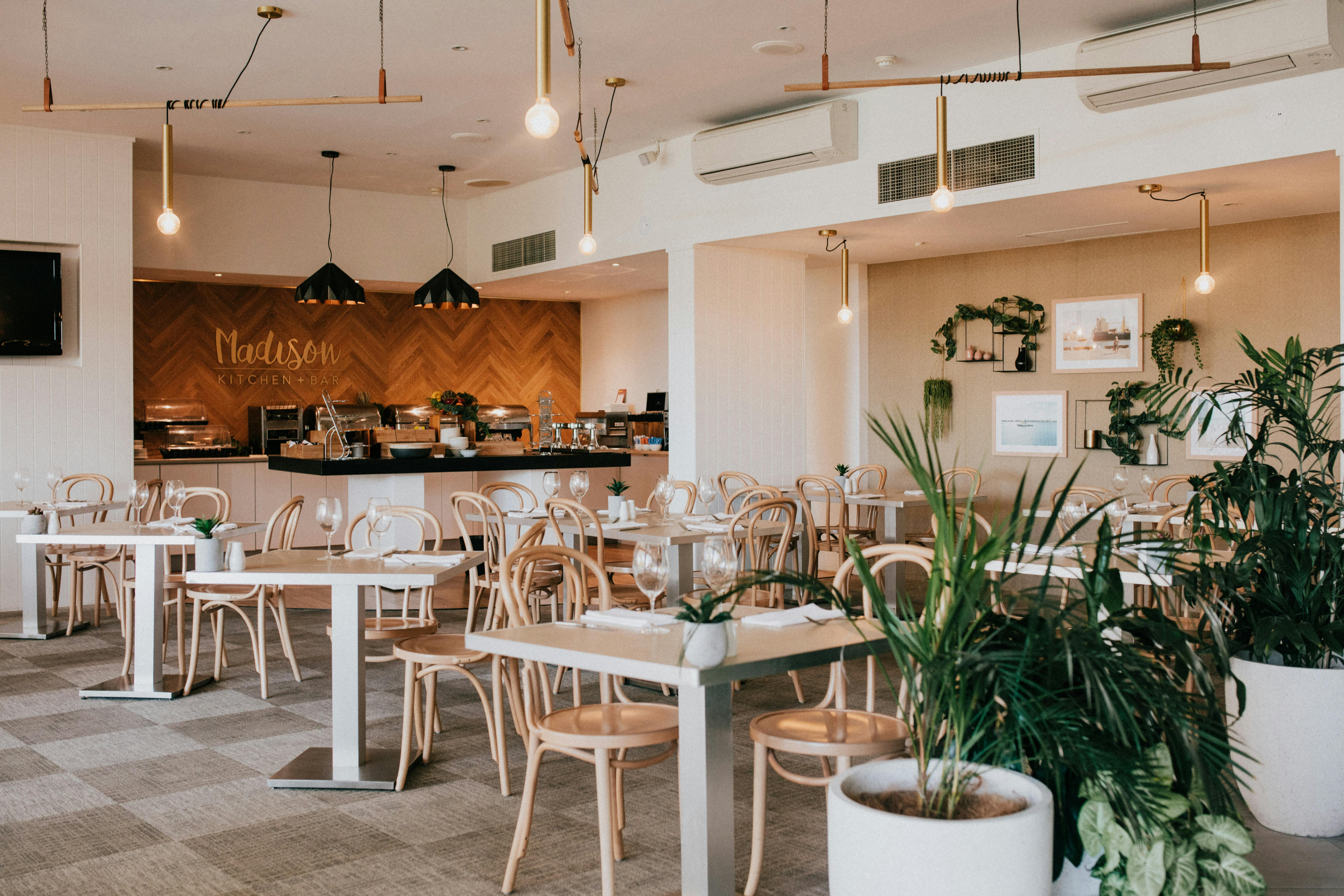 ニューキャッスルの宿泊施設、レイクマッコーリーのリゾート宿泊施設、レイクマッコーリーのレストラン