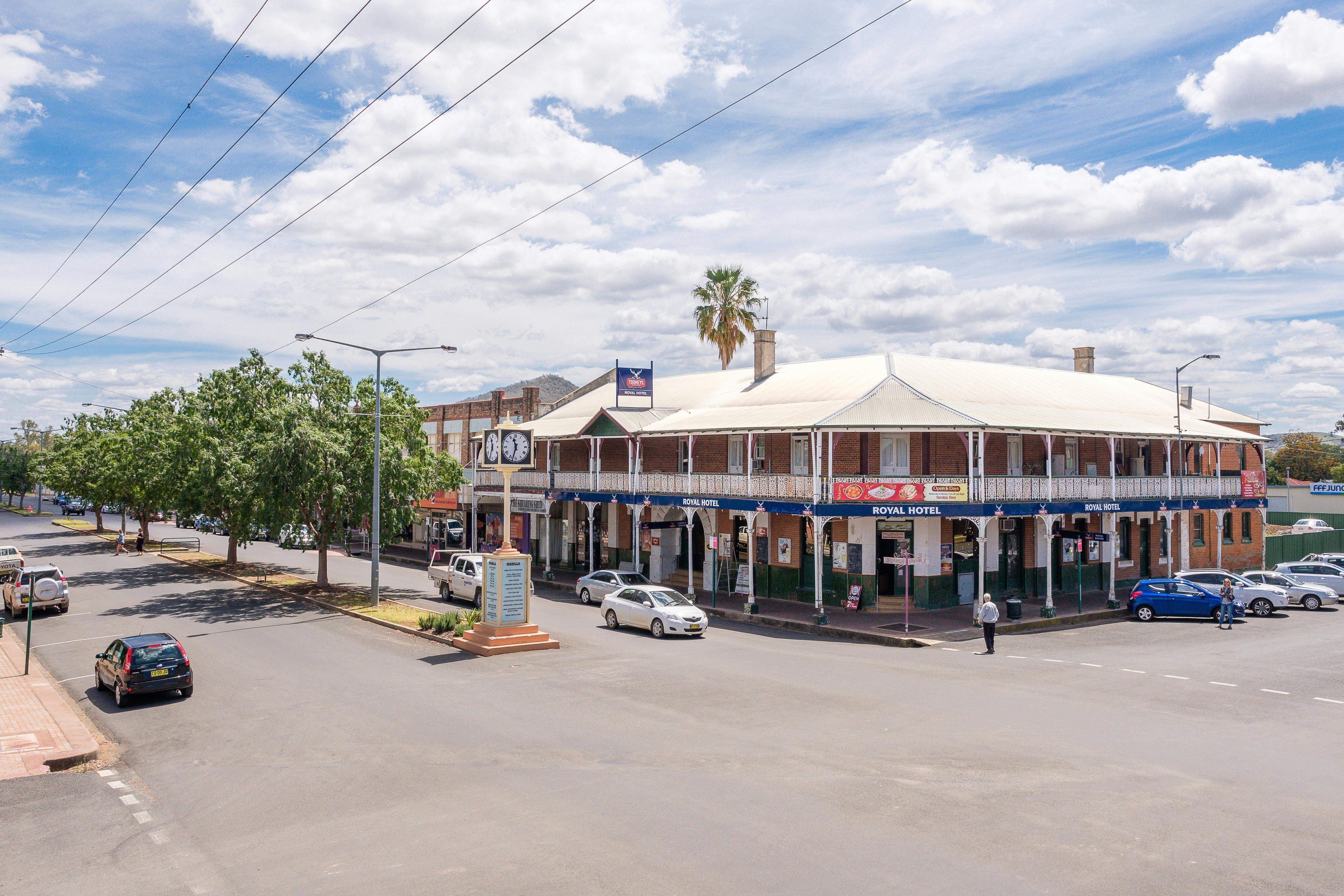 Manilla Main Street - Royal Hotel