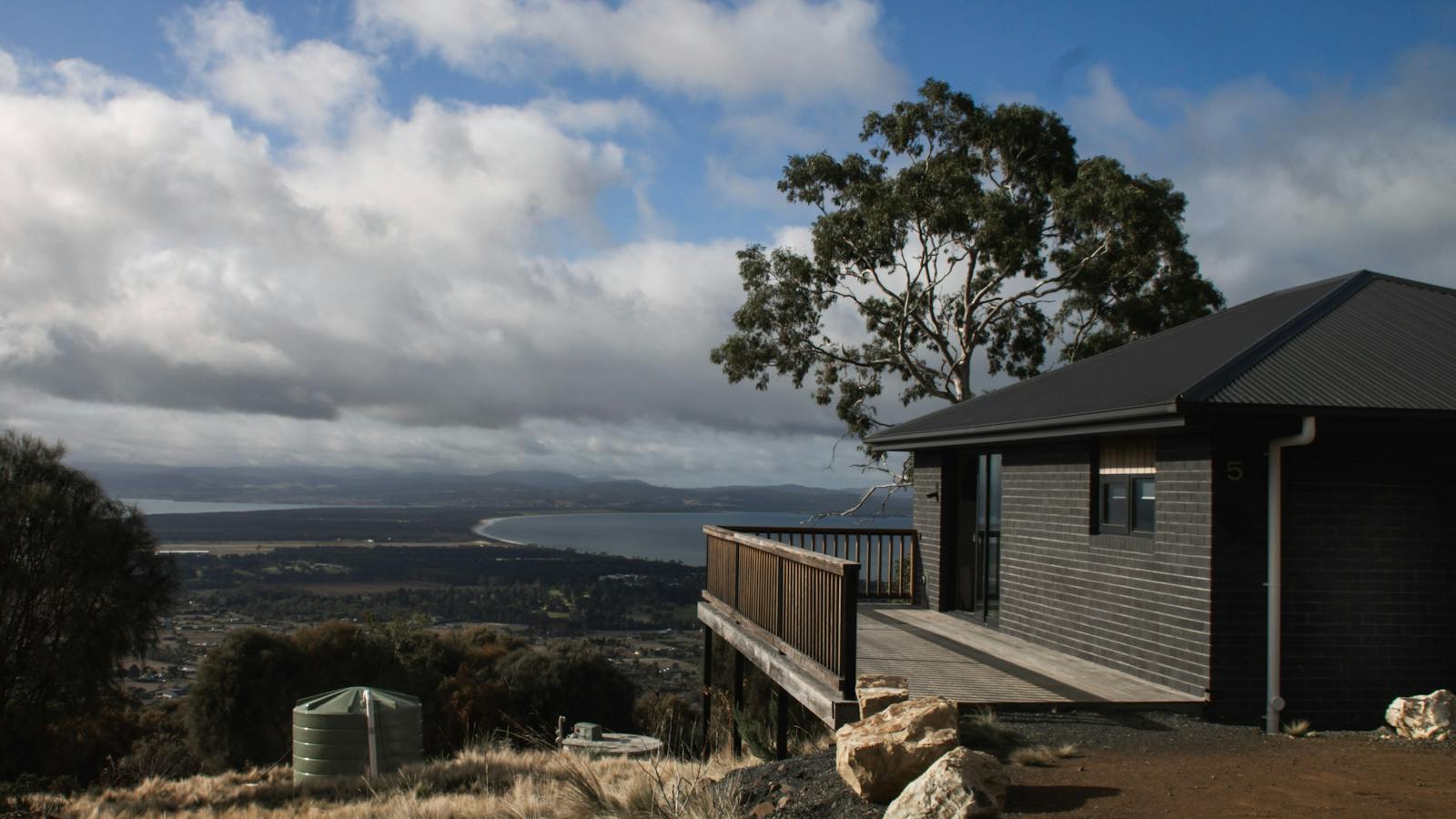 Kangaroo House surrounded by Tasmanian bushland