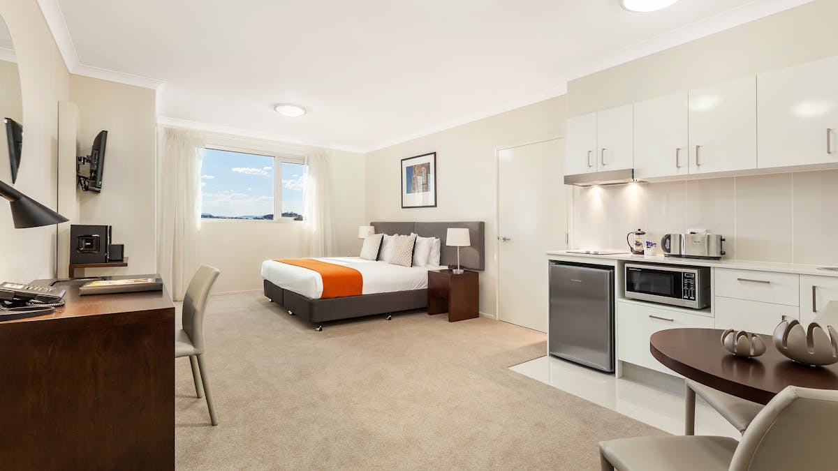 Studio Apartment (self contained with King Bed & Kitchenette)