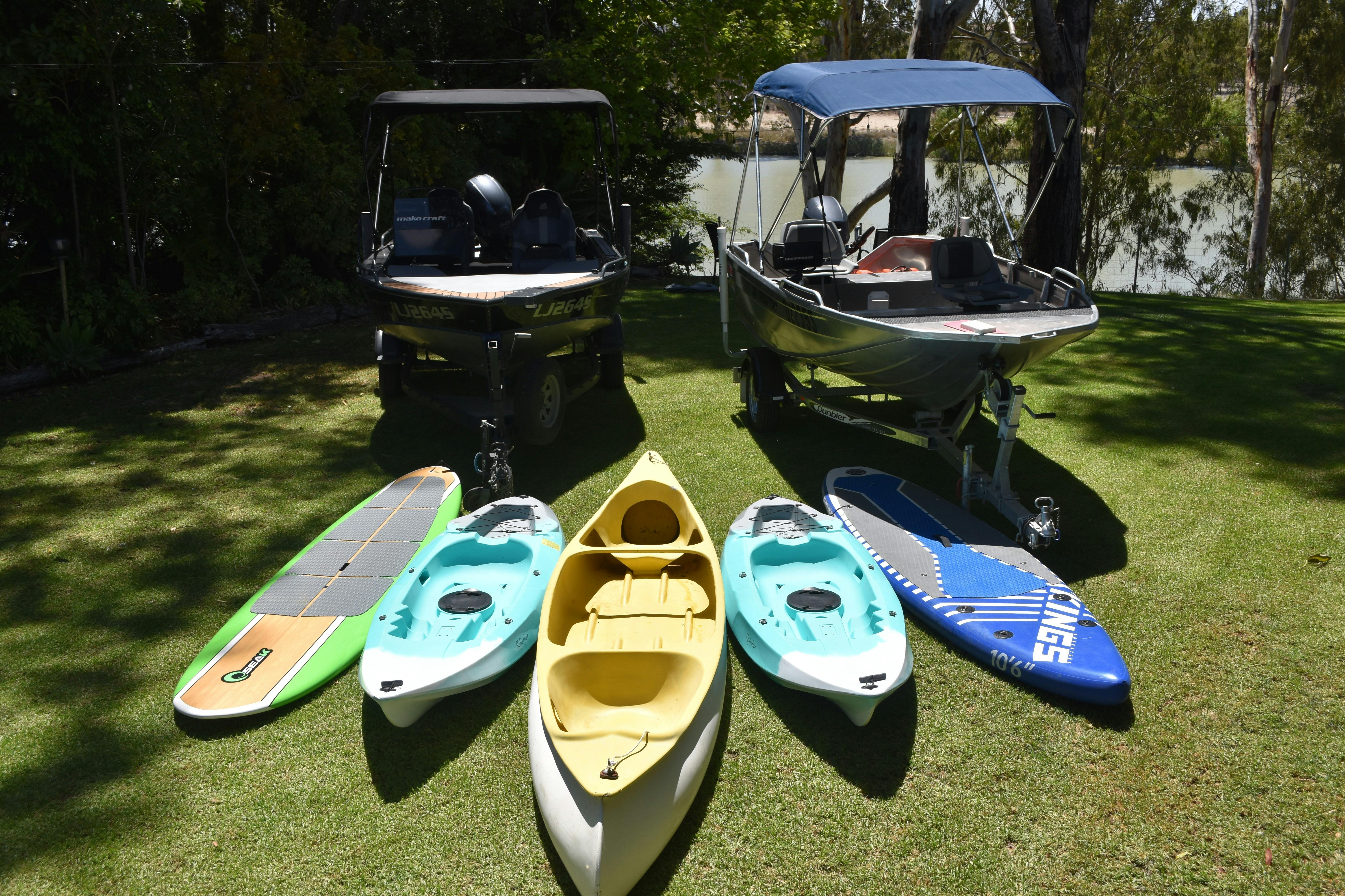 Hire boats, kayaks and paddleboards in Waikerie and explore the Murray River at your own pace.