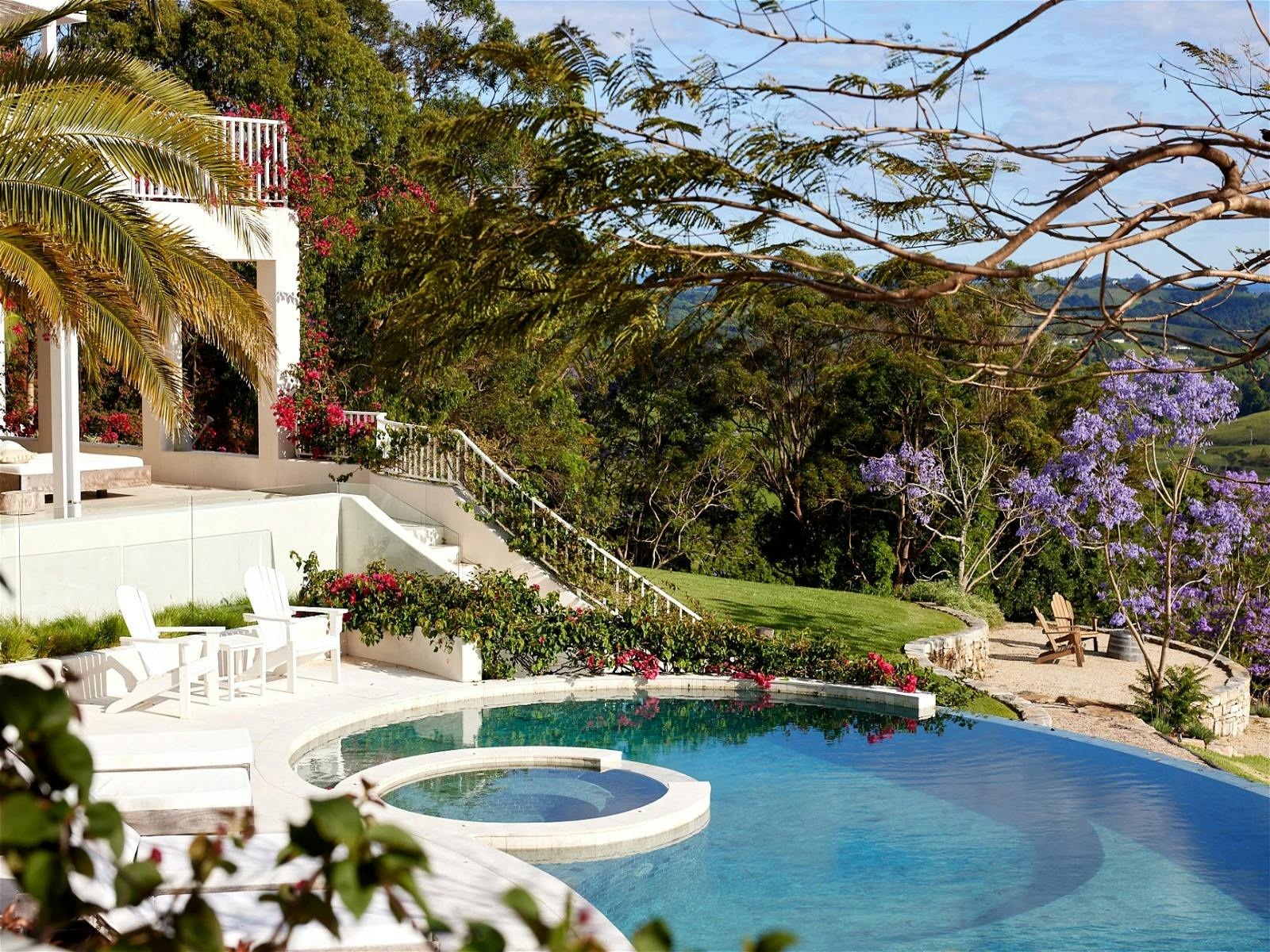 設有躺椅並享有綠色全景的休閒泳池區