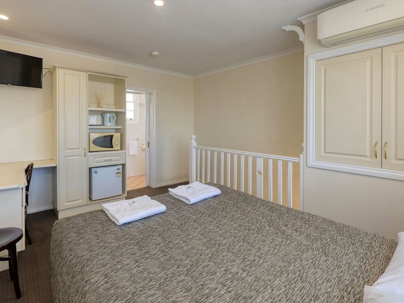 Coachman Hotel Motel Queen Room