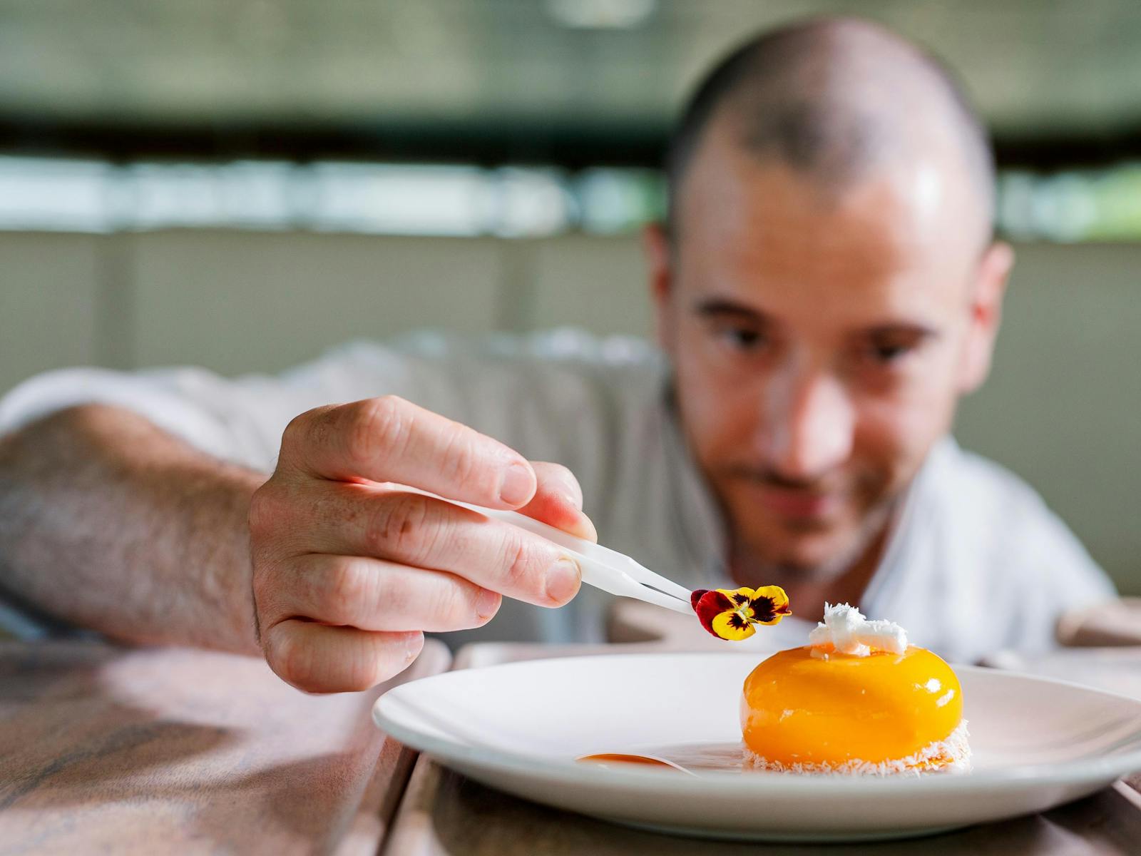 デザートを準備するシェフ