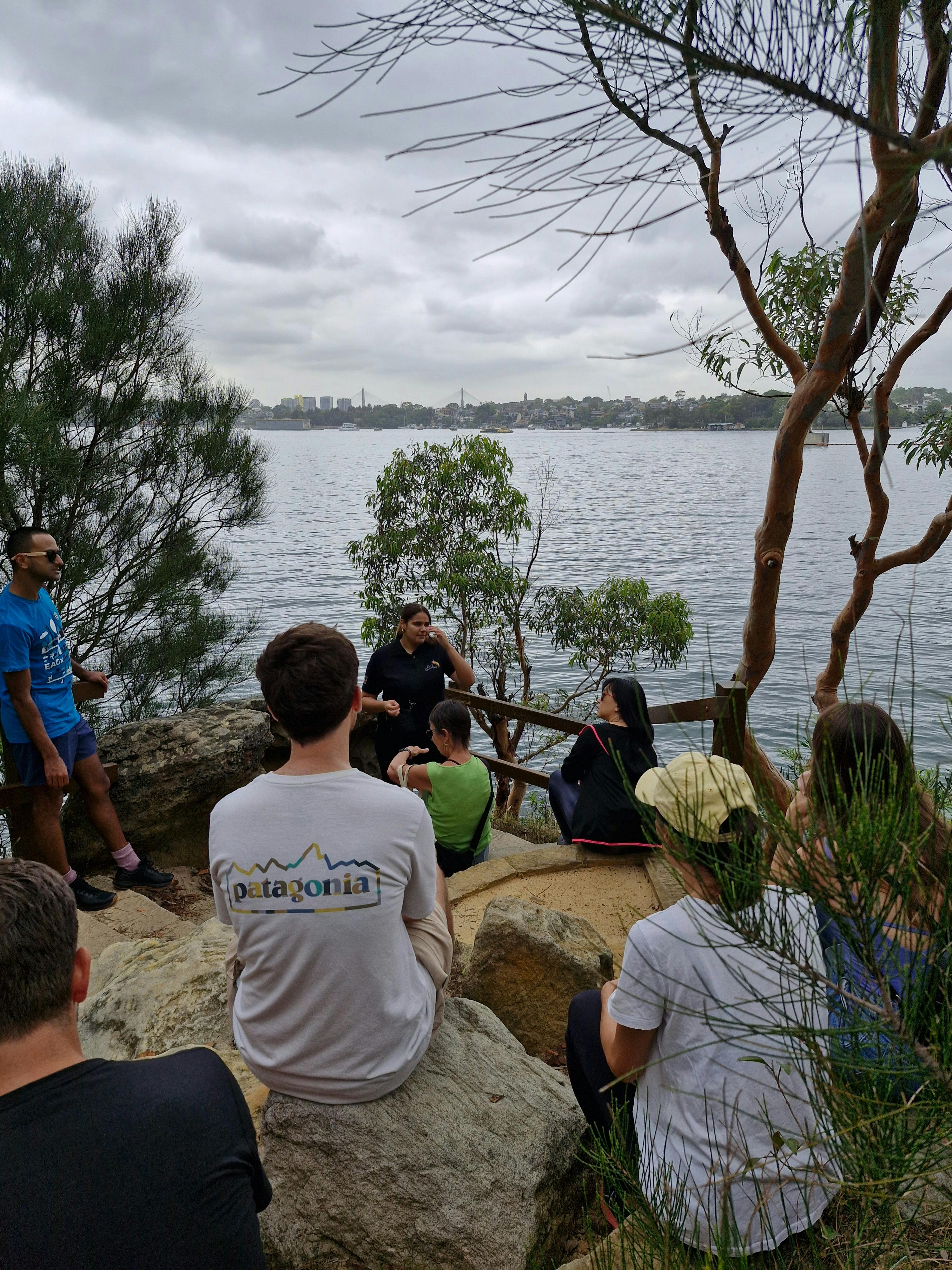 Hafen mit Bäumen im Blick, einem Reiseleiter und den Rücken einer Gruppe von 7 Personen.