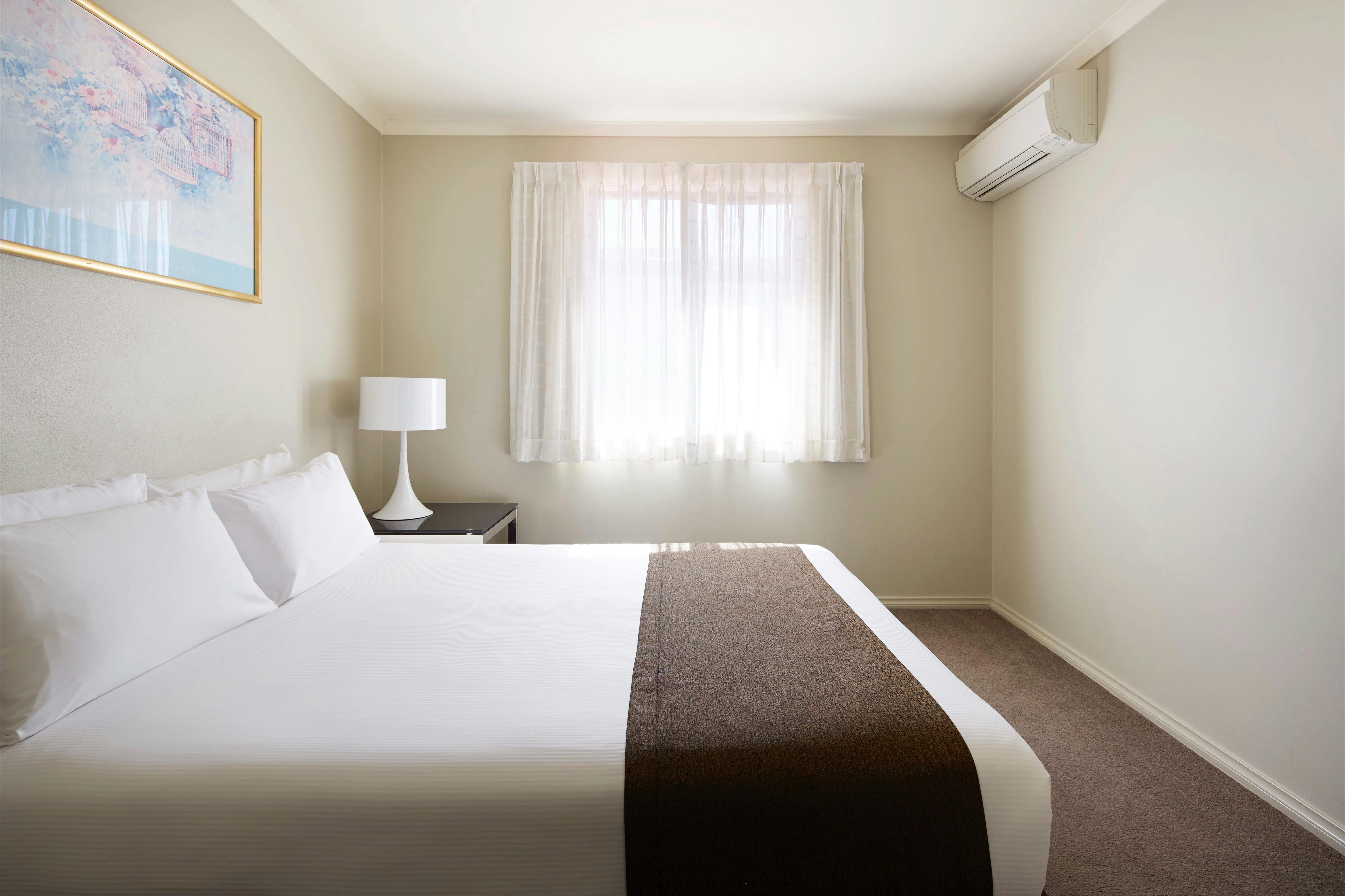 Room with a queen bed