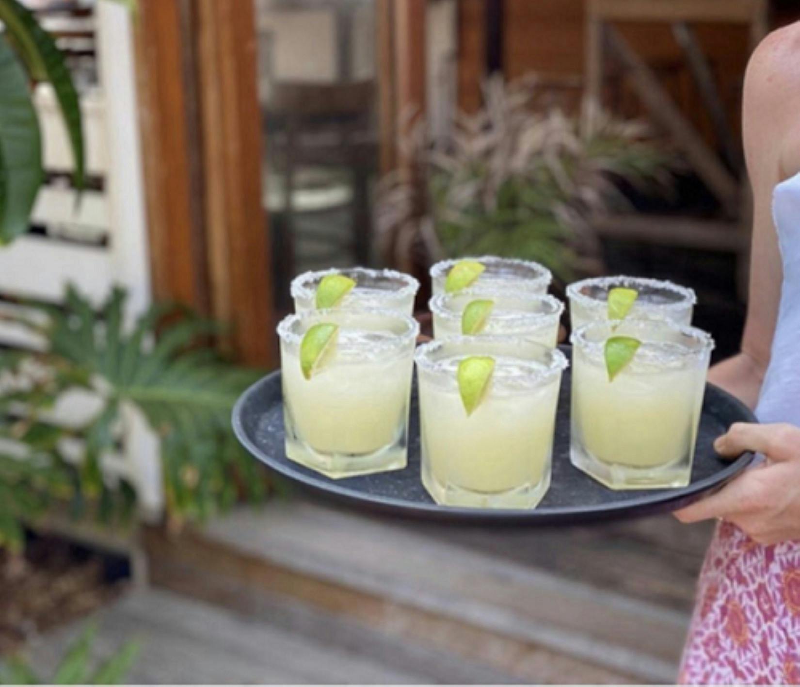 女服務生端來的雞尾酒