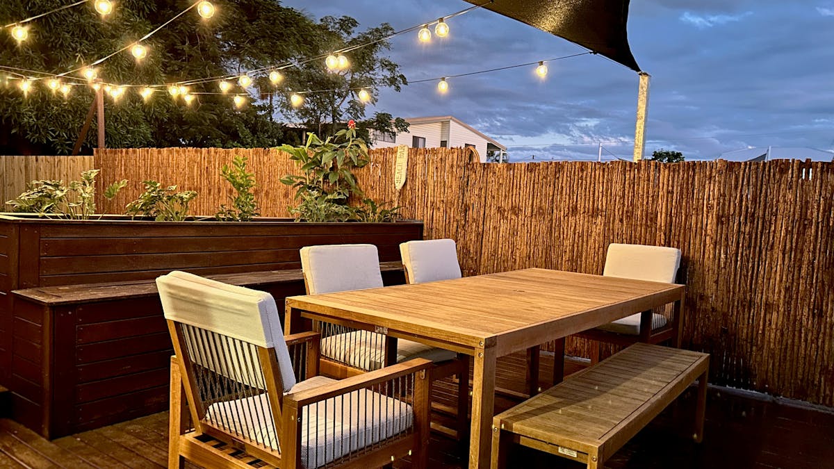 Vila Paus Dua - Outdoor living area with dining that comfortably seats 6.