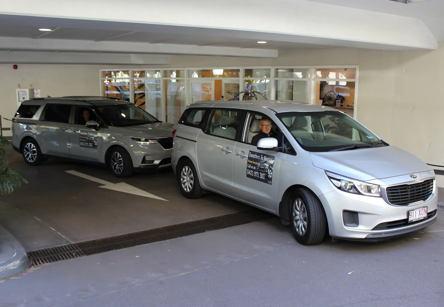 Two Transfers to Noosa vehicles with drivers ready for a group transfer at the Mantra Noosa hotel