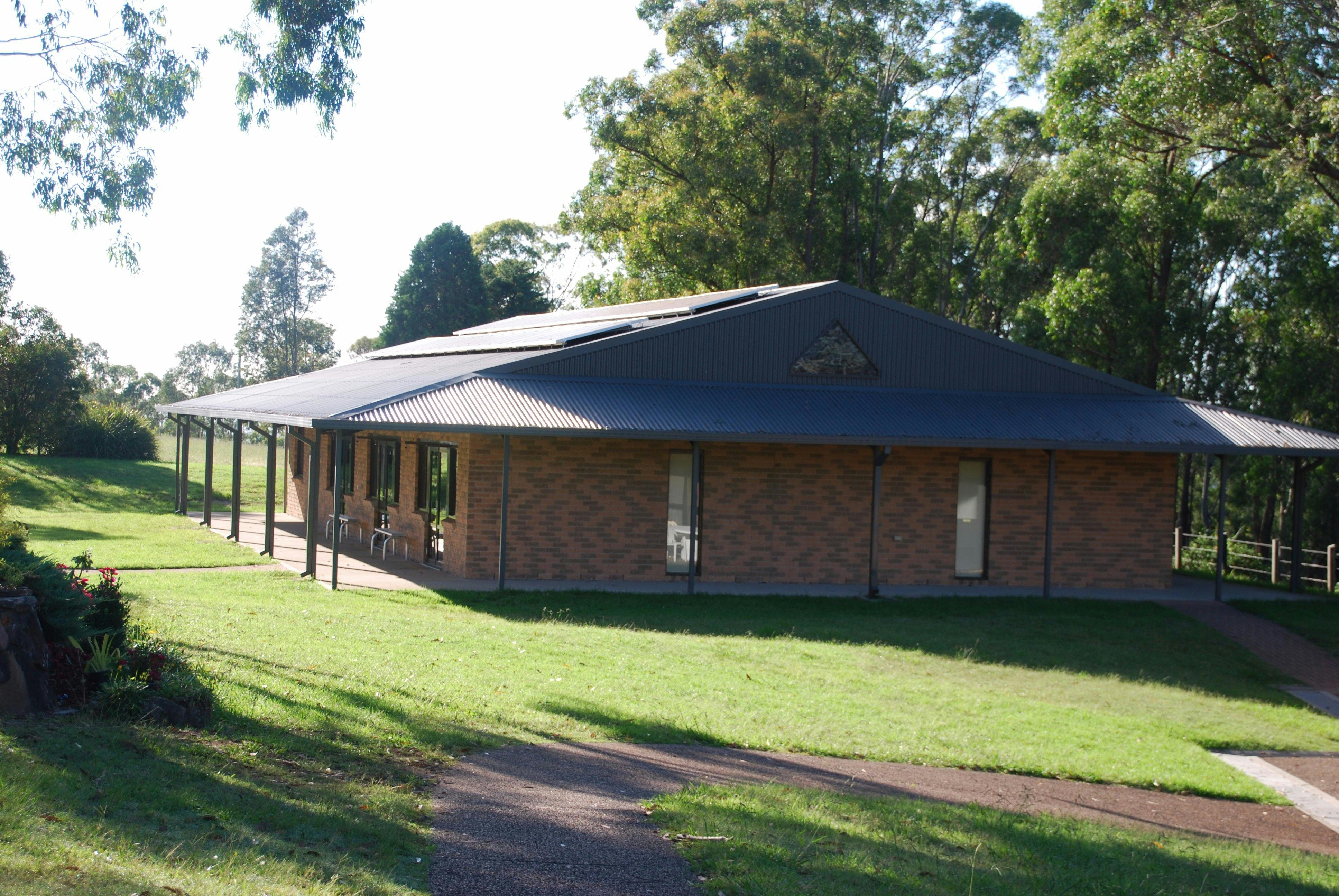 Das Family Hall ist von australischem Buschland umgeben, zusammen mit einem großen flachen Bereich für Kindergruppen