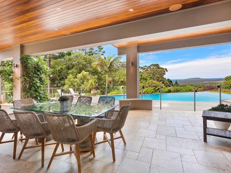Villa Laurenne - Byron Bay - Outdoor Dining to Pool