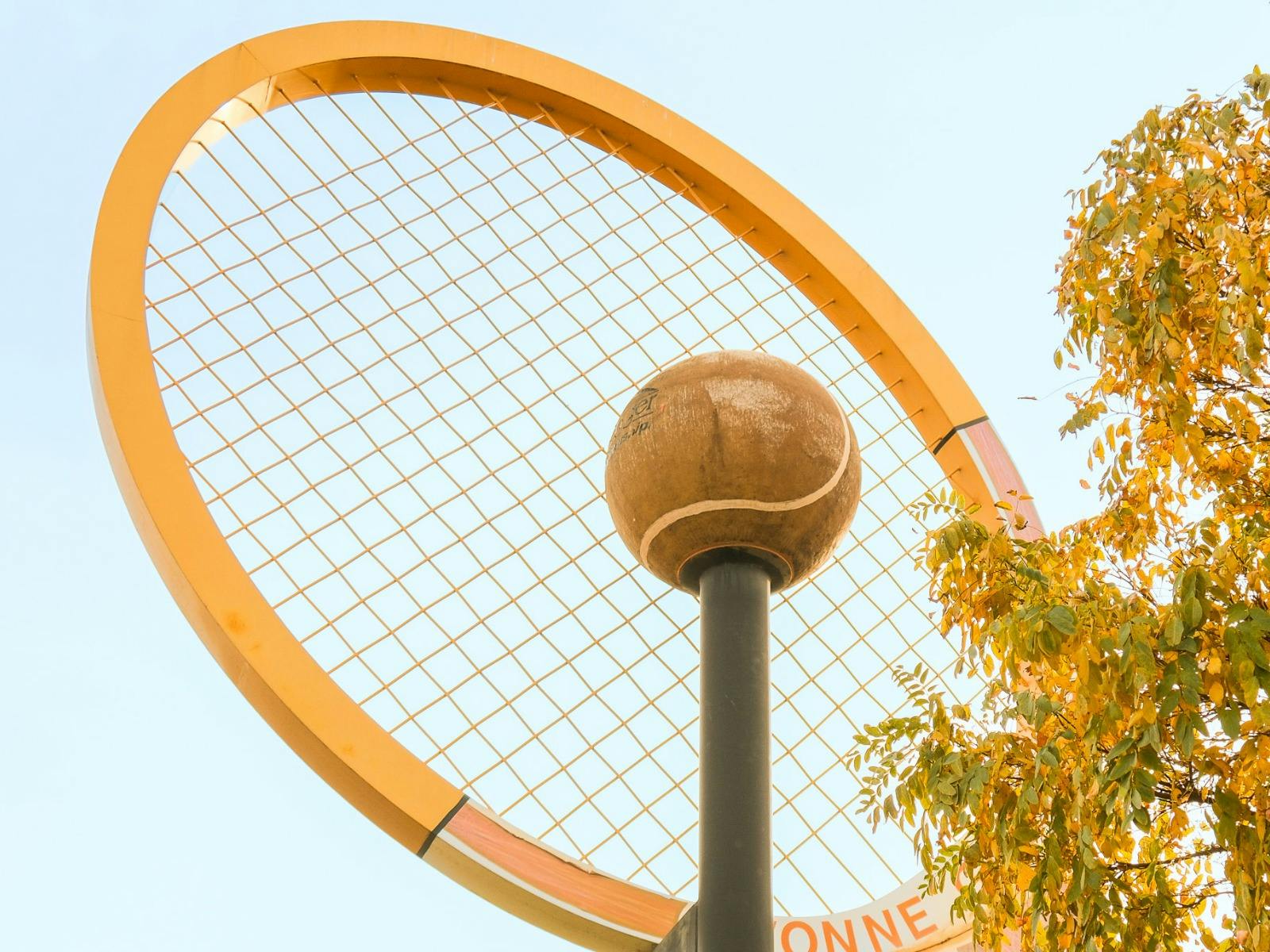 网球拍 - 球的特写