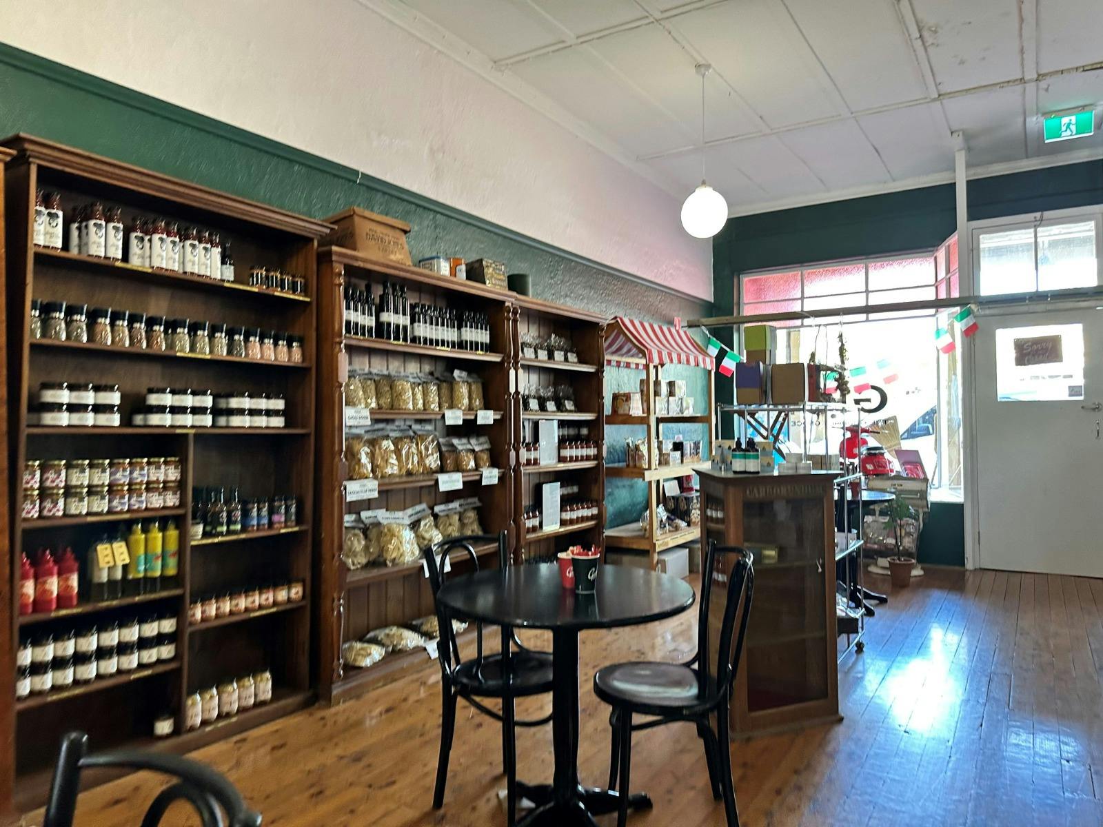 店內有桌子和貨架上的產品