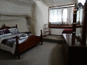 Di's Place master bedroom