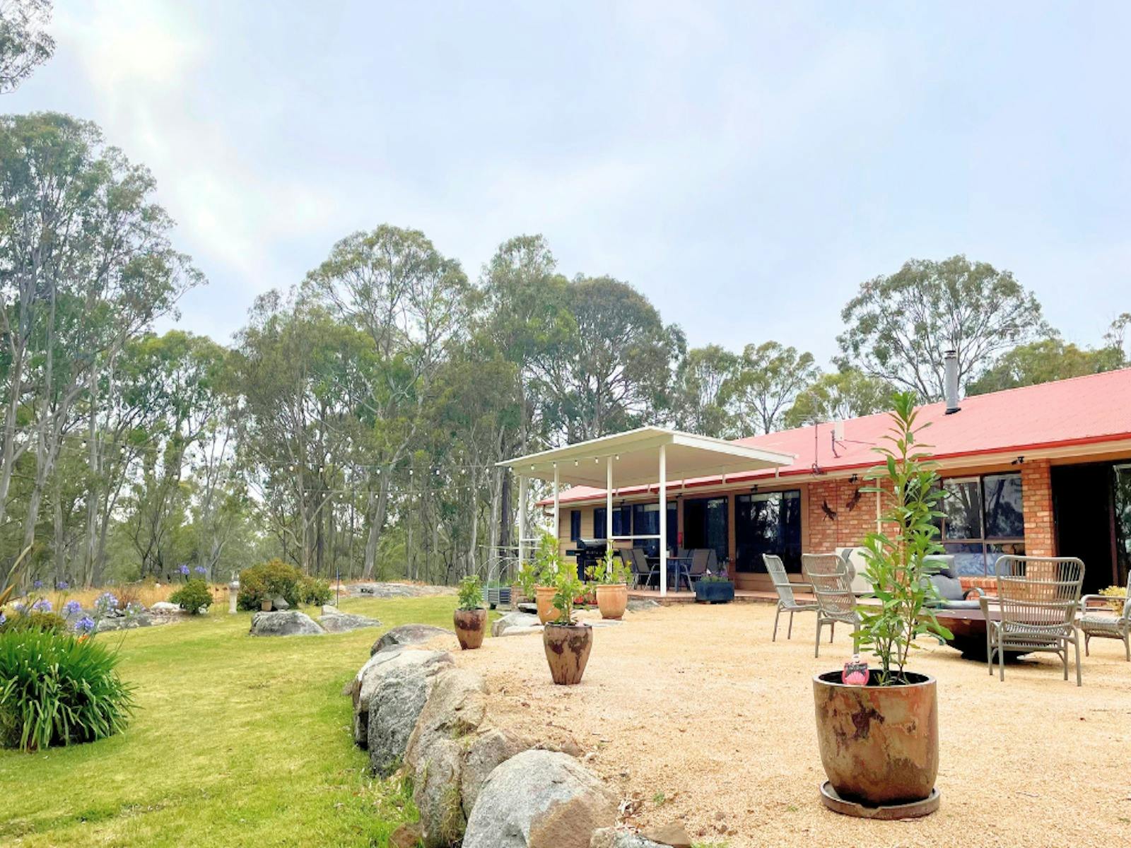 Spacious Outdoor Yard With Fire Pit, BBQ, Alfresco Dining, Huge Yard